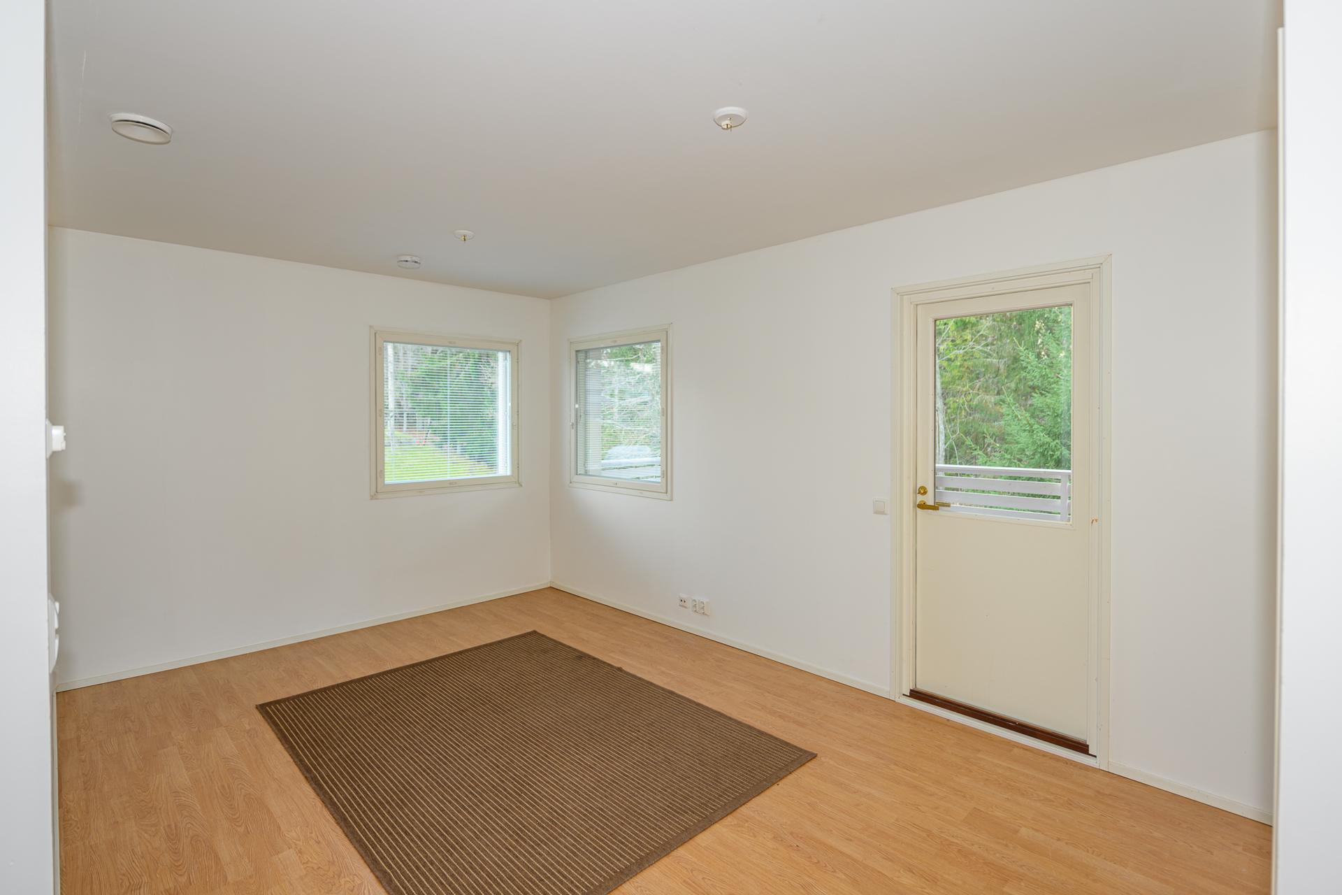 Yläkerrassa on hyvänkokoinen aula, josta on kulku parvekkeelle. Kodissa on yhteensä viisi makuuhuonetta, joista neljä yläkerrassa. Myös aulatilan voi erottaa omaksi makuuhuoneeksi. 