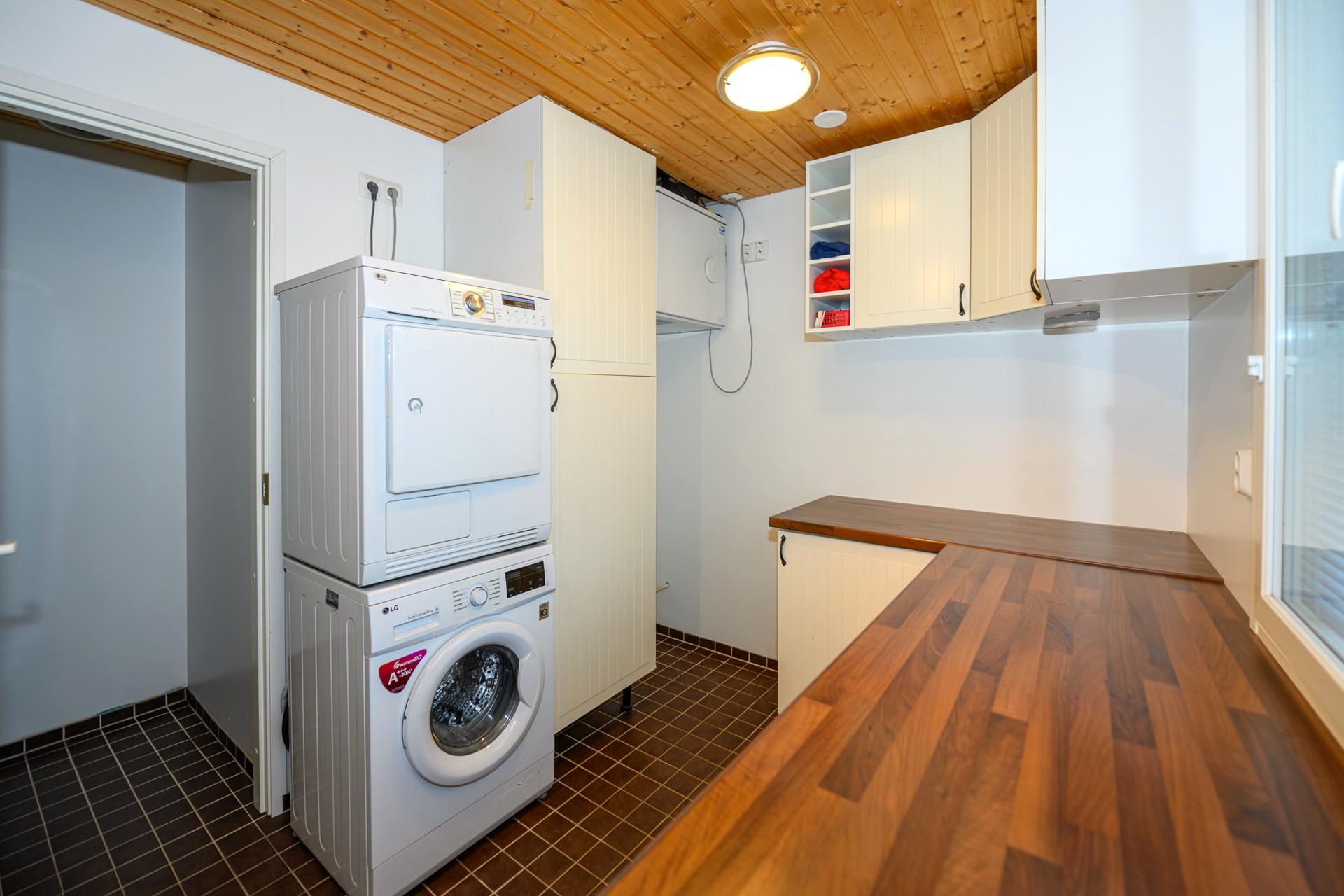 Tornin vierestä avautuu vaatehuonetila.