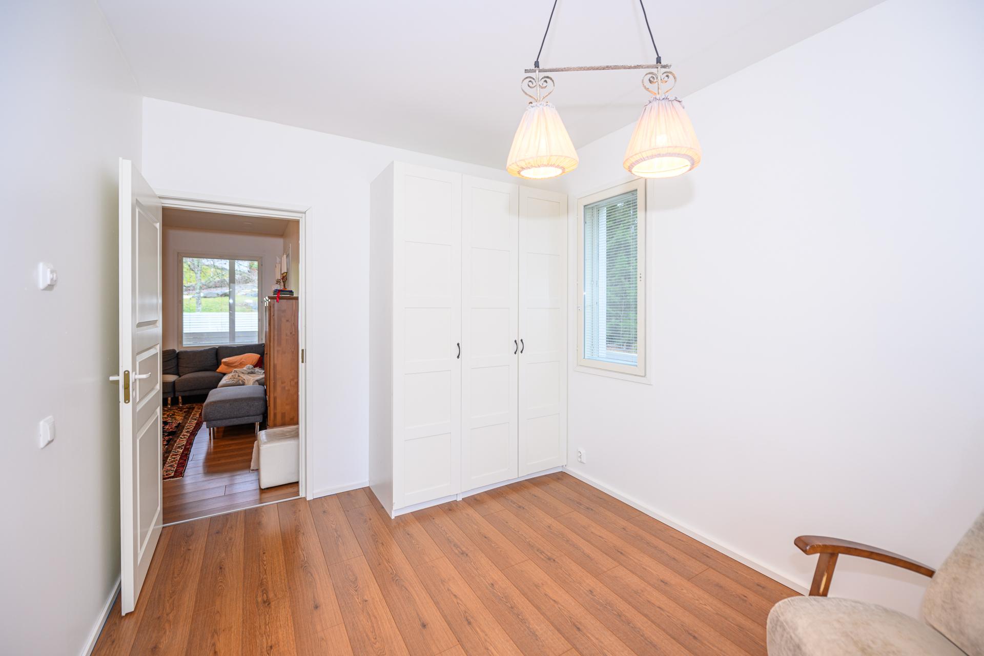 Yksi viidestä makuuhuoneista on alakerrassa, olohuoneen vieressä. Tilaa voi käyttää myös esim. kirjastona, tv- tai vierashuoneena.