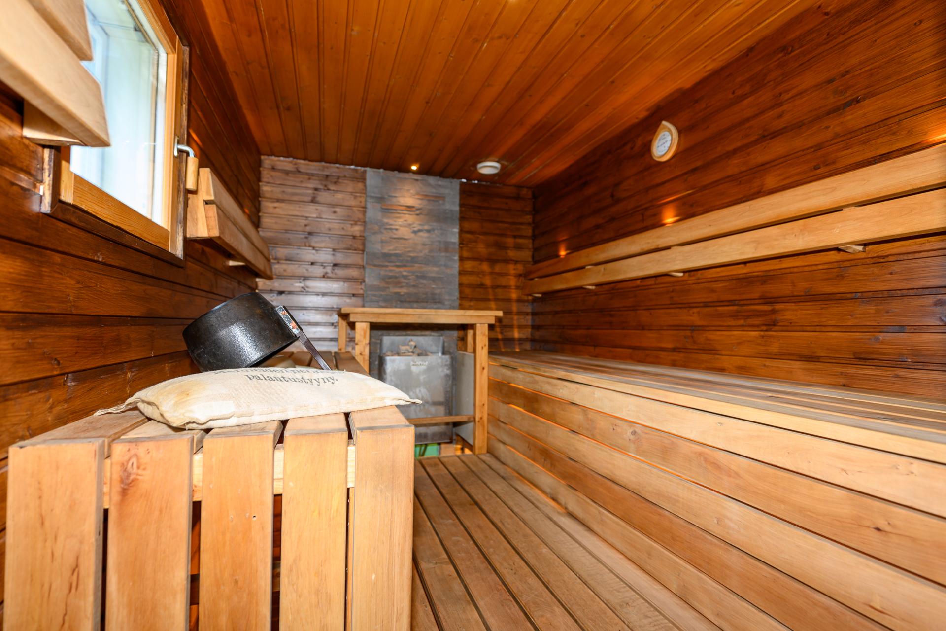 Saunassa on tervaleppälauteet.