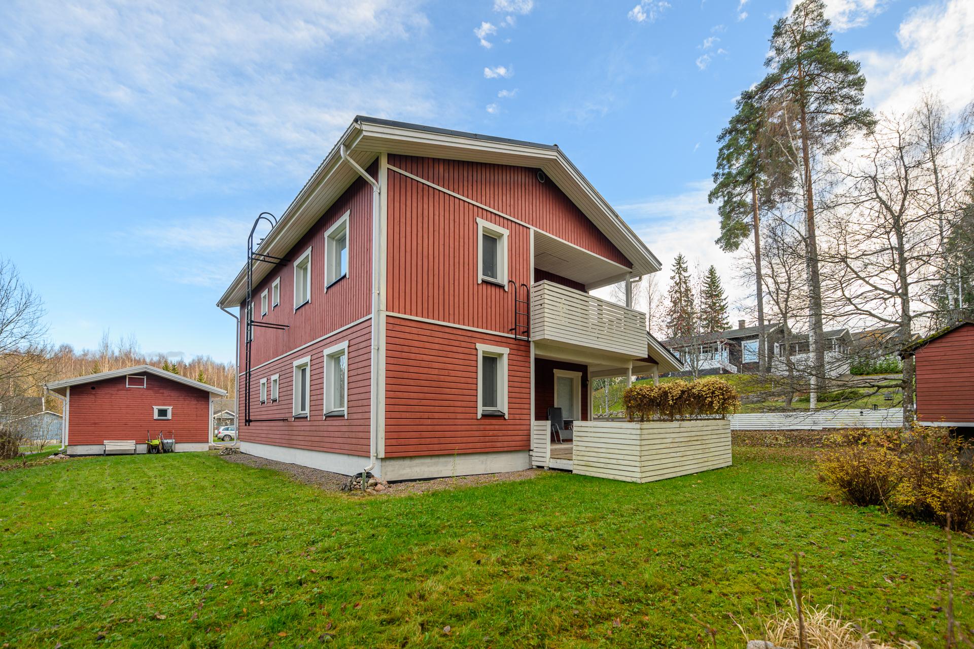 Lännen puolella on toinen terassi sekä parveke.