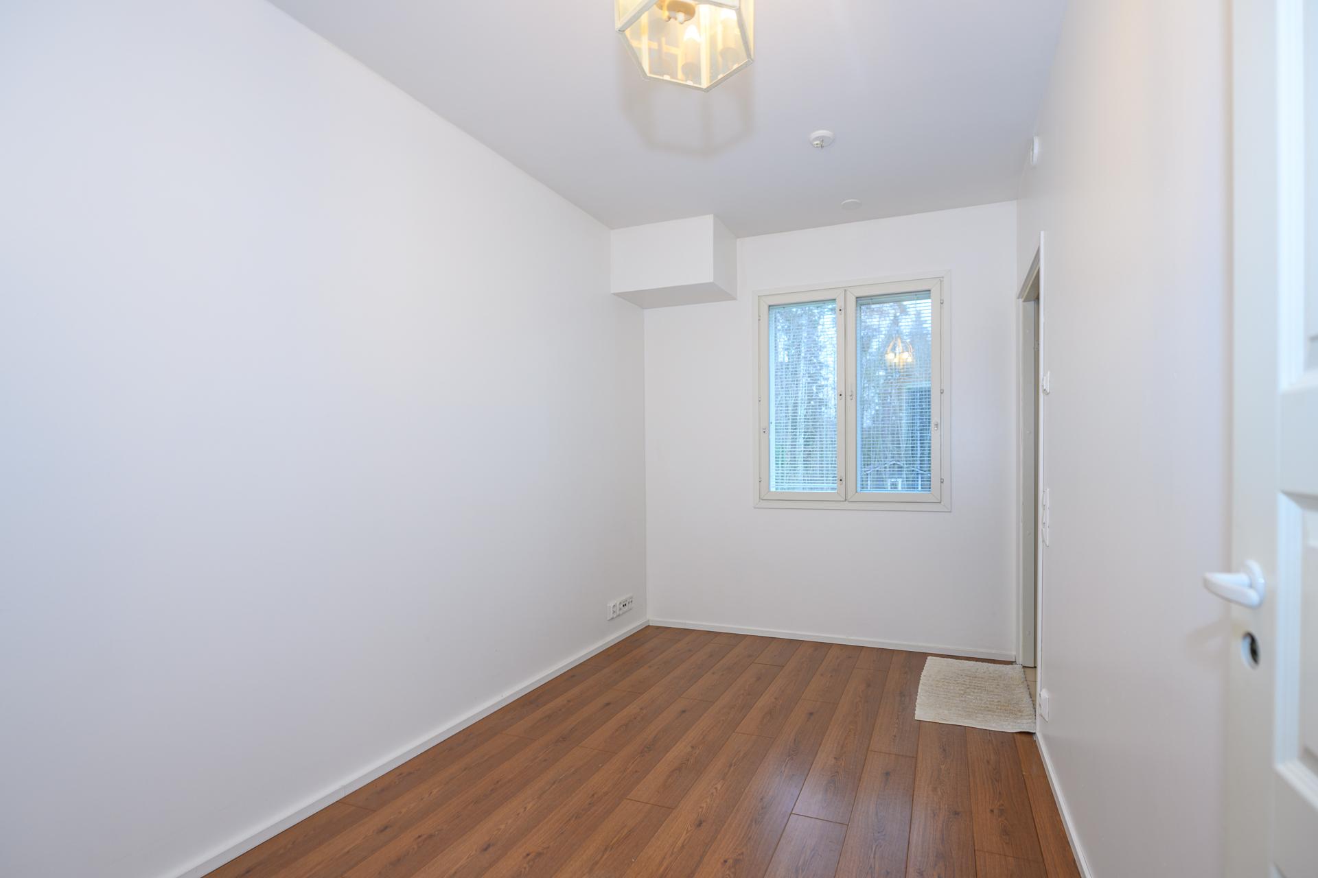 Alakerrassa on myös iso pukuhuone.