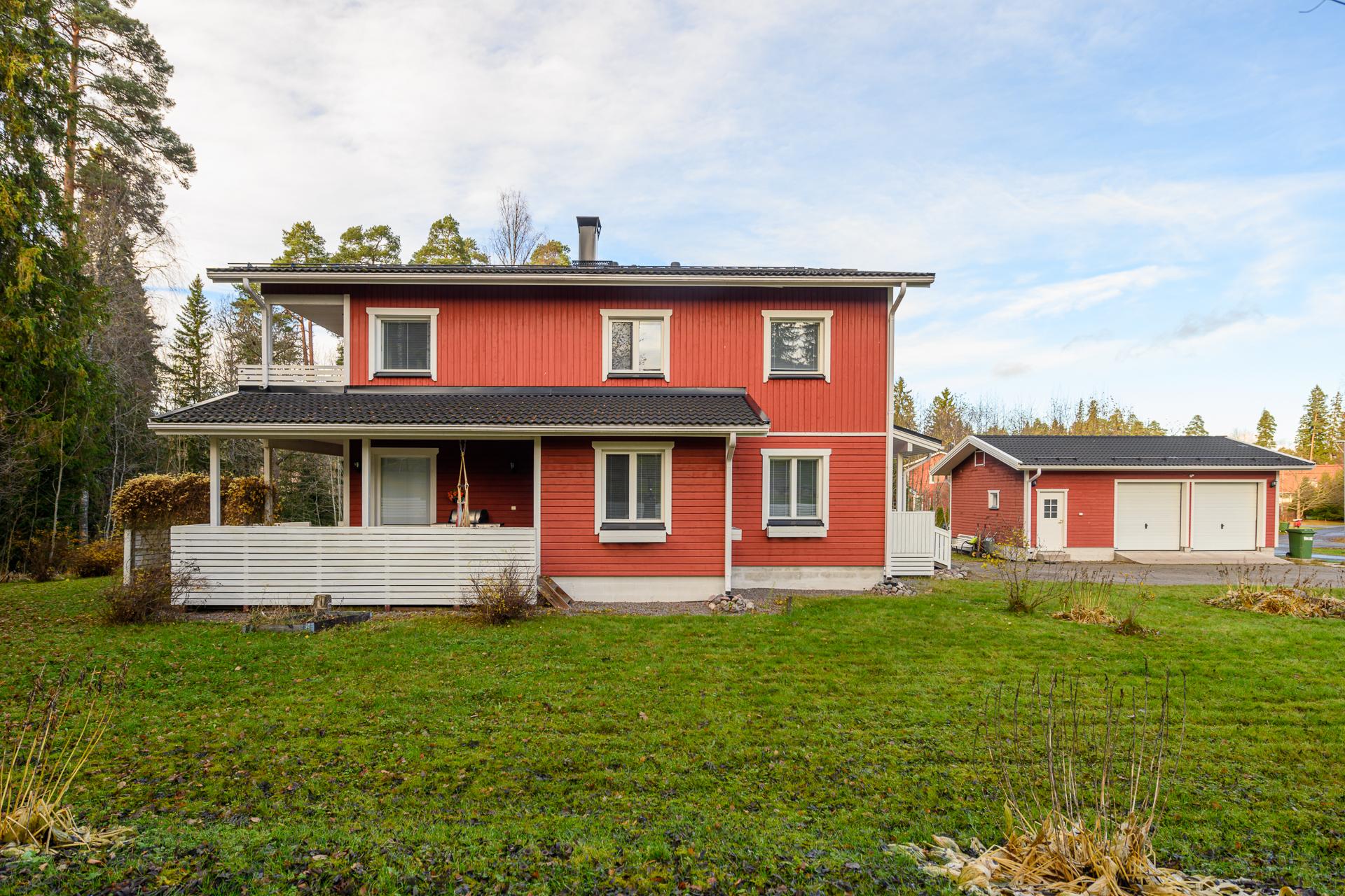 Kodissa terassi jatkuu talon kahdelle sivulle, johon on kulku sekä ruokailutilasta että olohuoneesta.