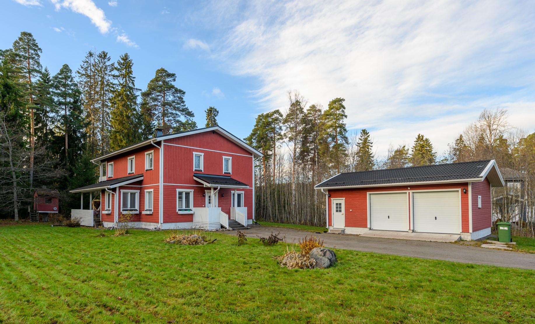 Tilava ja valoisa koti suositulla asuinalueella lähellä Alasjärveä. Vuonna 2009 valmistuneessa omakotitalossa on asuinpinta-alaa 197 m². Autotalli kahdelle autolle. Oma tontti 1441 m2. 