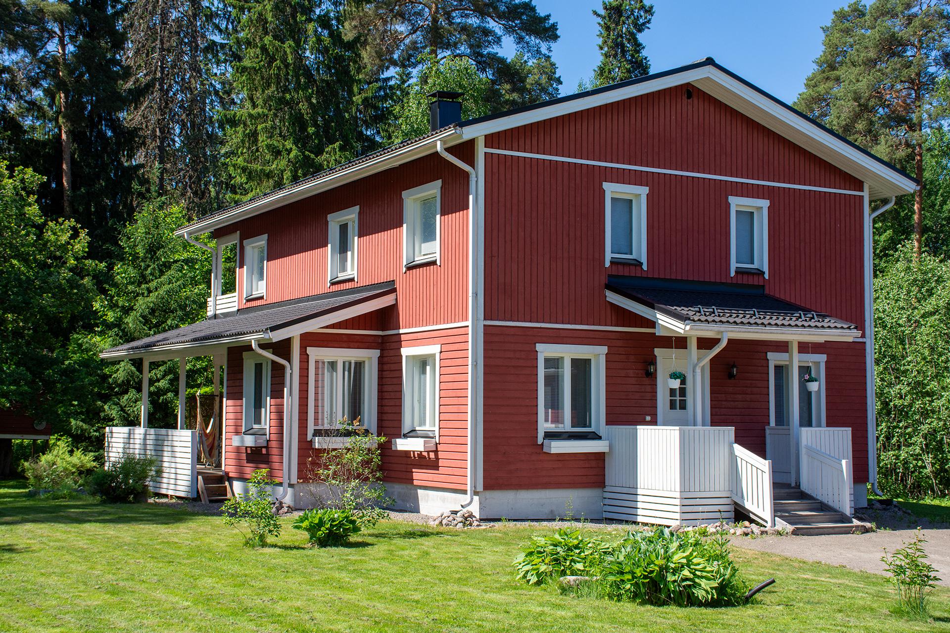 Tilava ja valoisa koti suositulla asuinalueella lähellä Alasjärveä. Vuonna 2009 valmistuneessa omakotitalossa on asuinpinta-alaa 197 m². Autotalli kahdelle autolle. Oma tontti 1441 m2. 