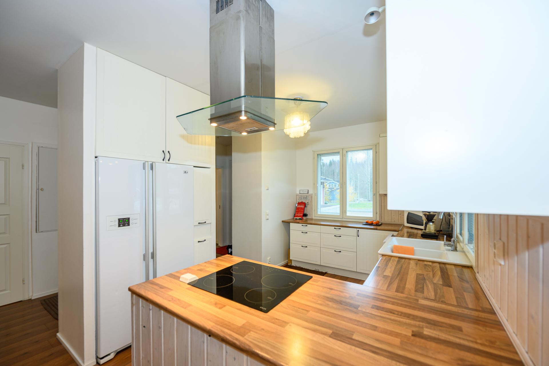 Näkymää ruokailutilan suunnasta keittiön suuntaan.