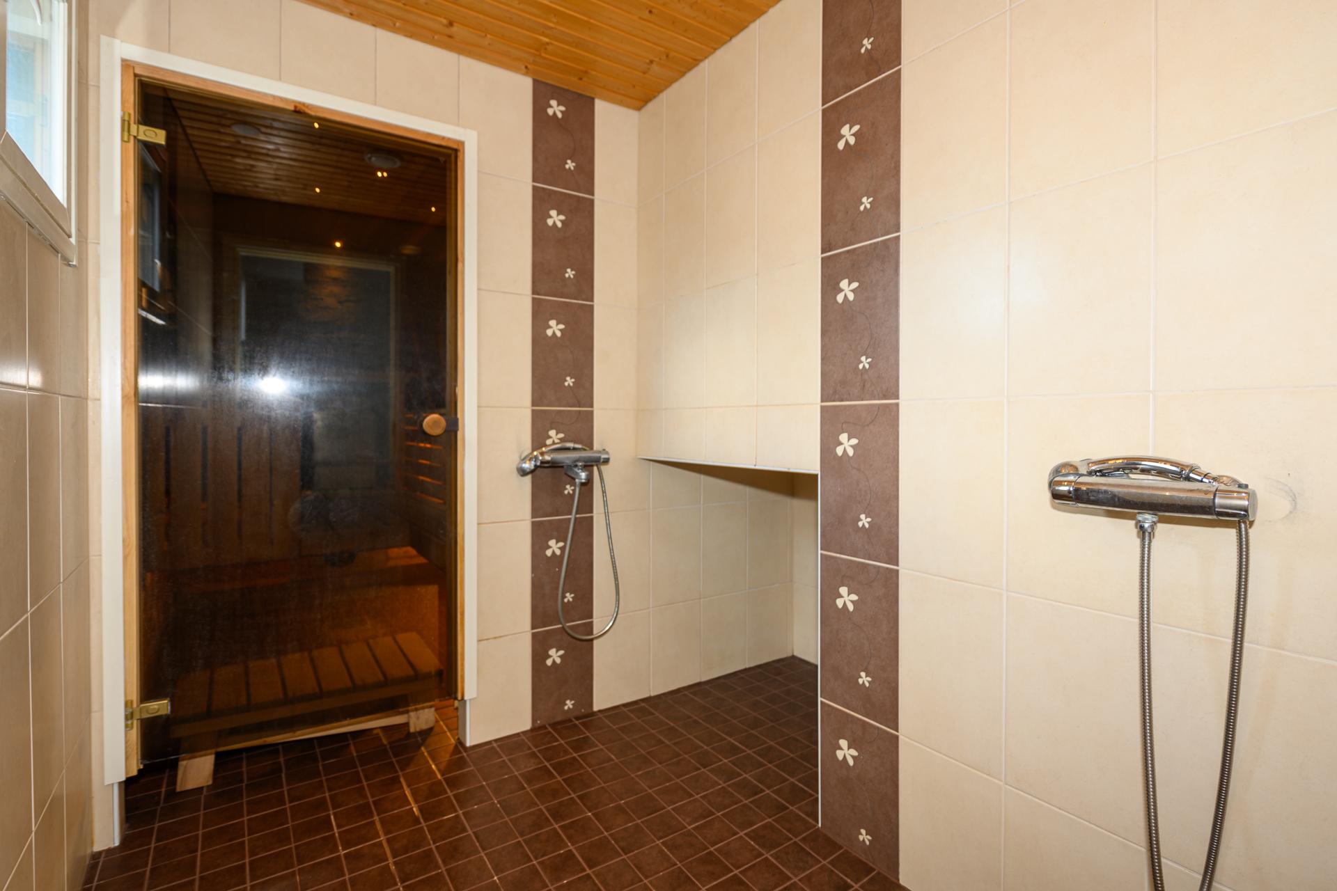 Kylpyhuoneessa on kaksi suihkua.