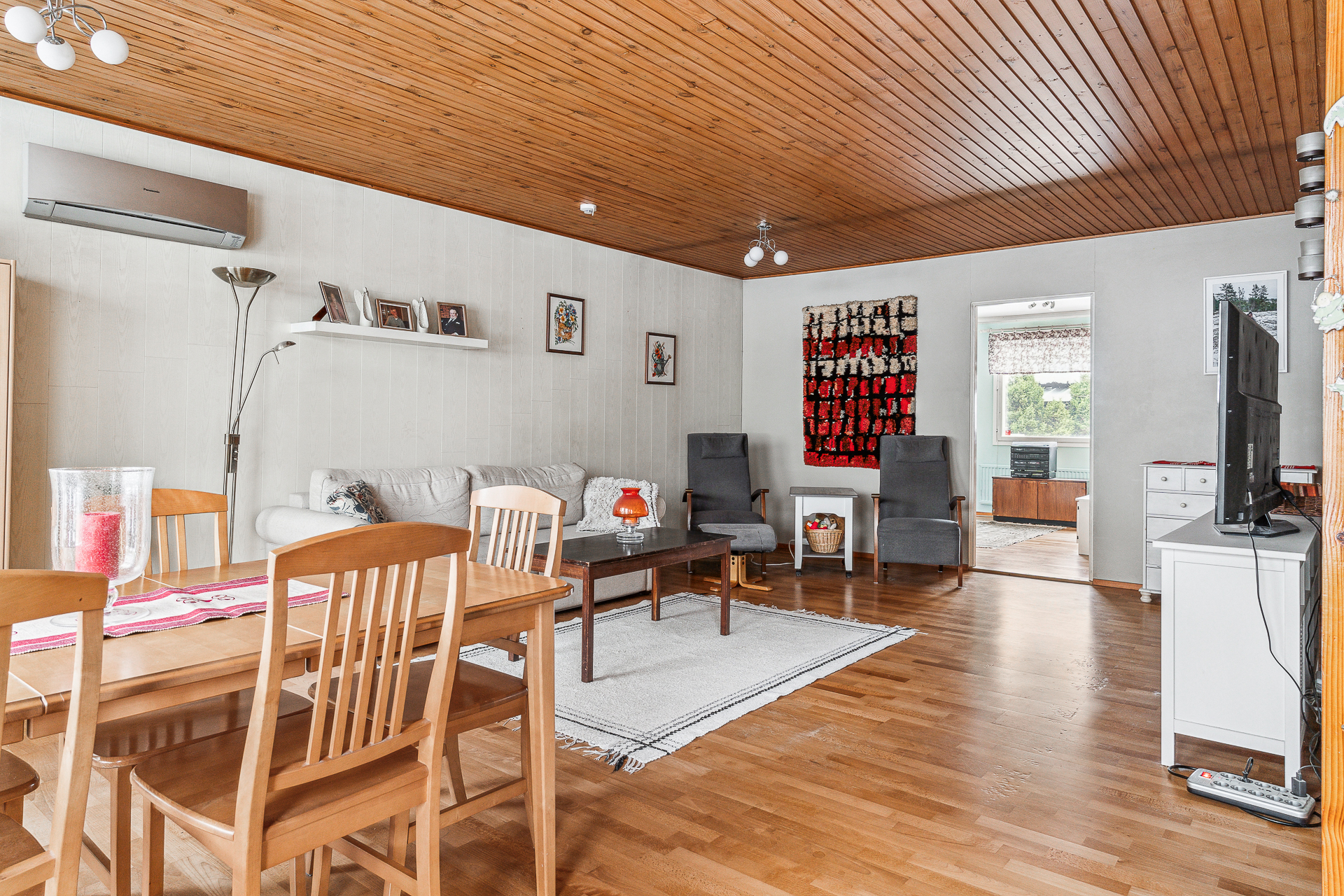 Ruokailutila-olohuone