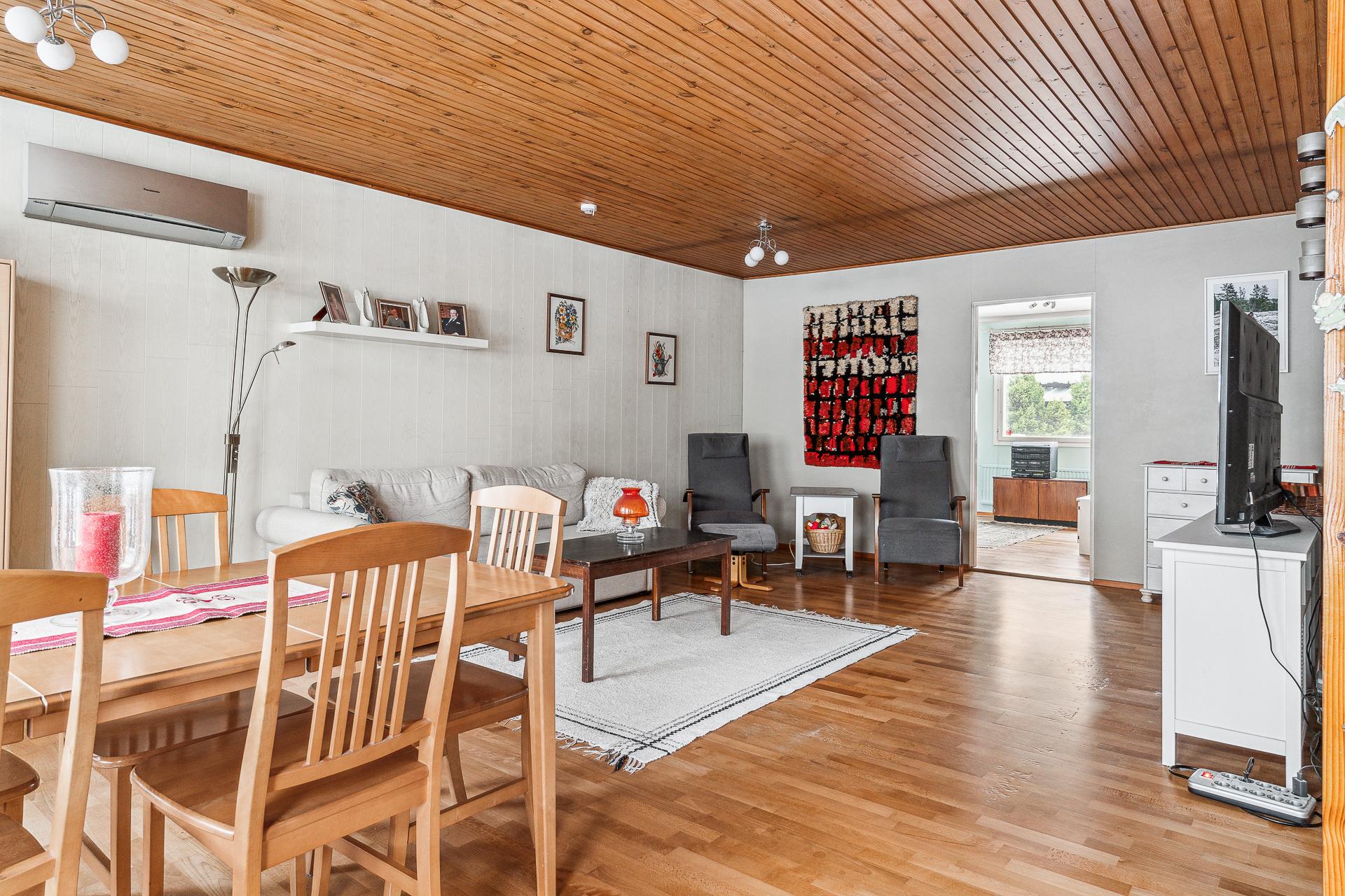 Ruokailutila-olohuone