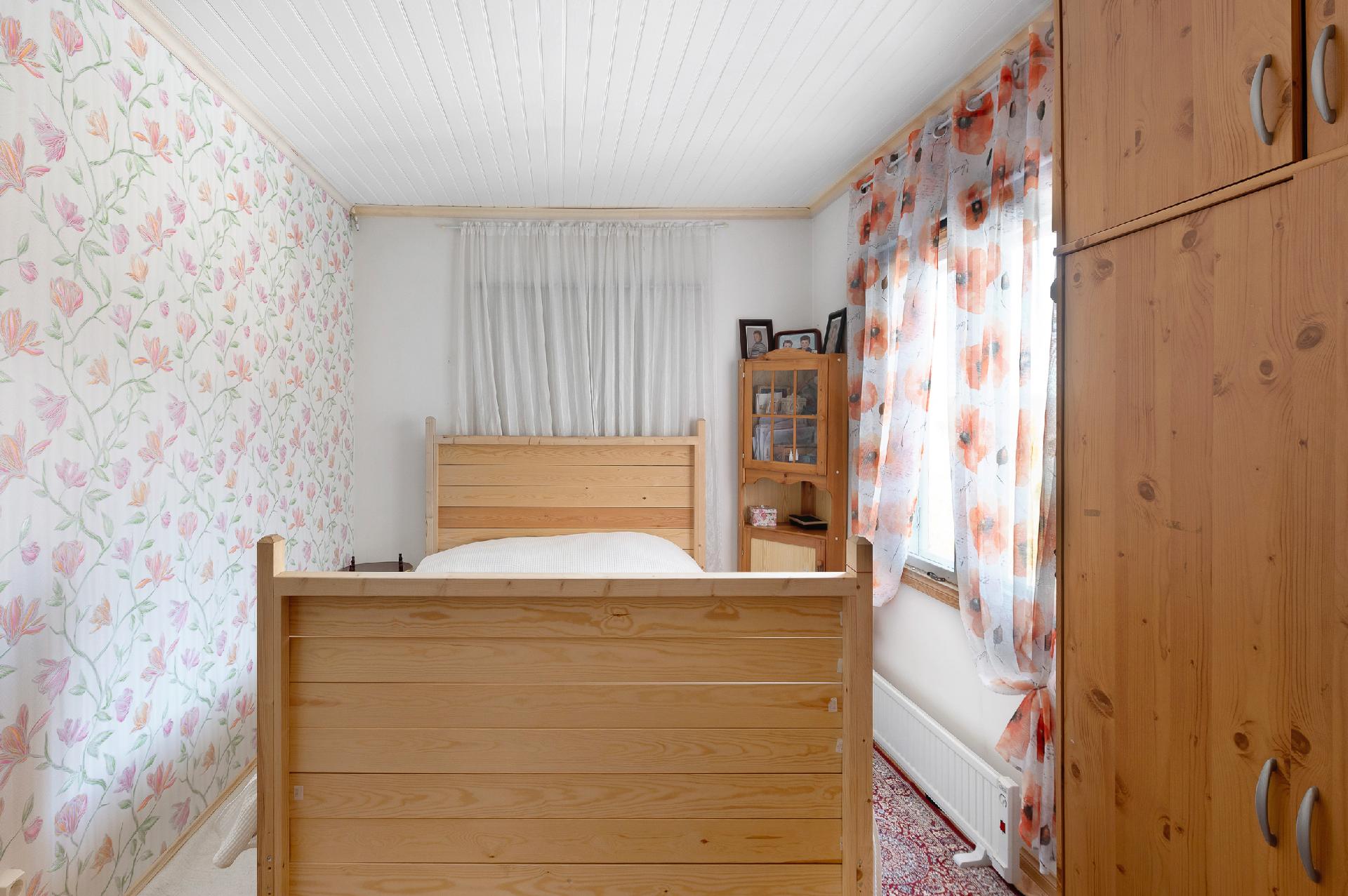 Makuuhuone alakerrassa - sovrummet i nedre våningen