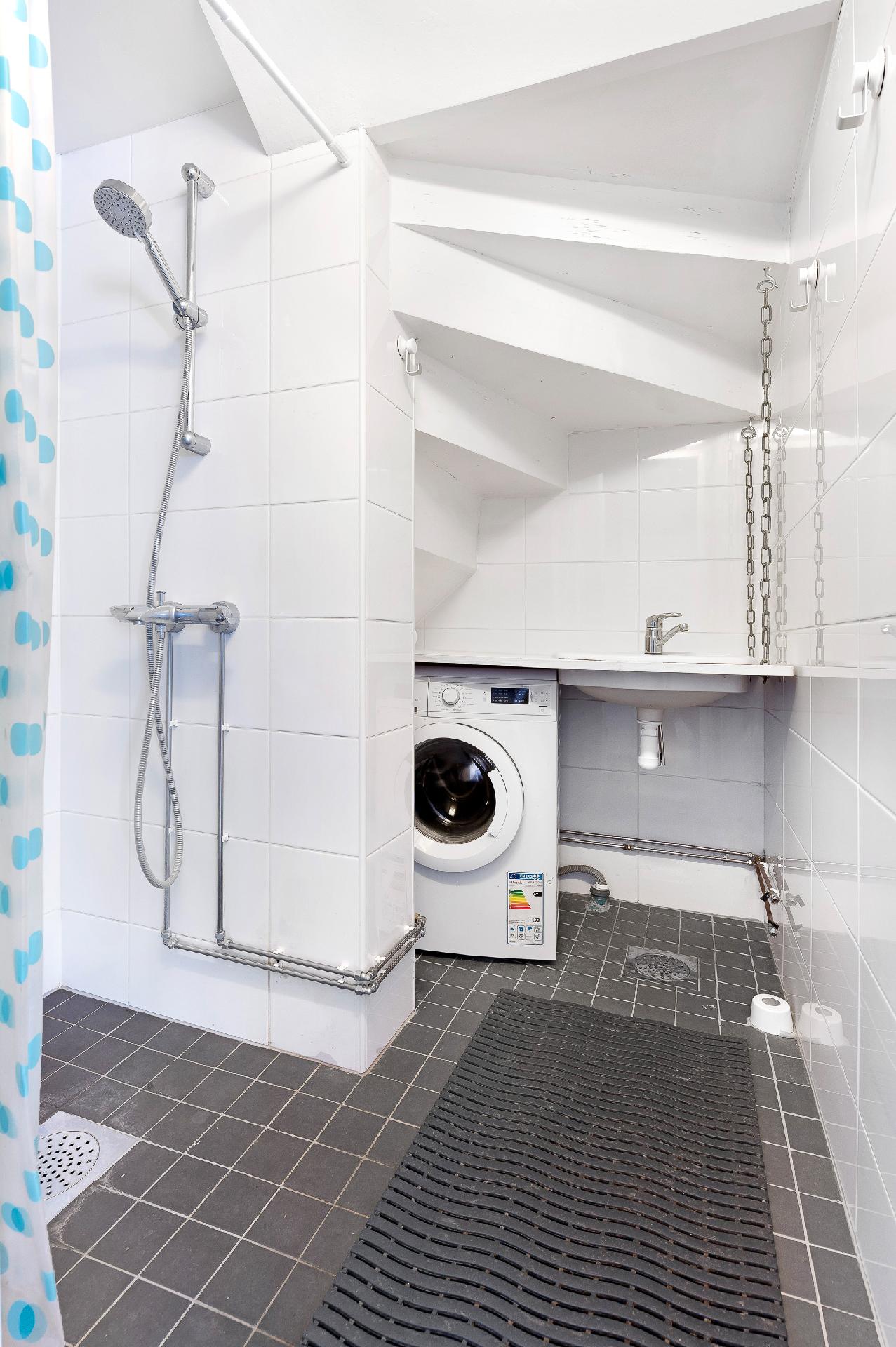 Kylpyhuone (alakerta) - Badrum (neddre våningen)