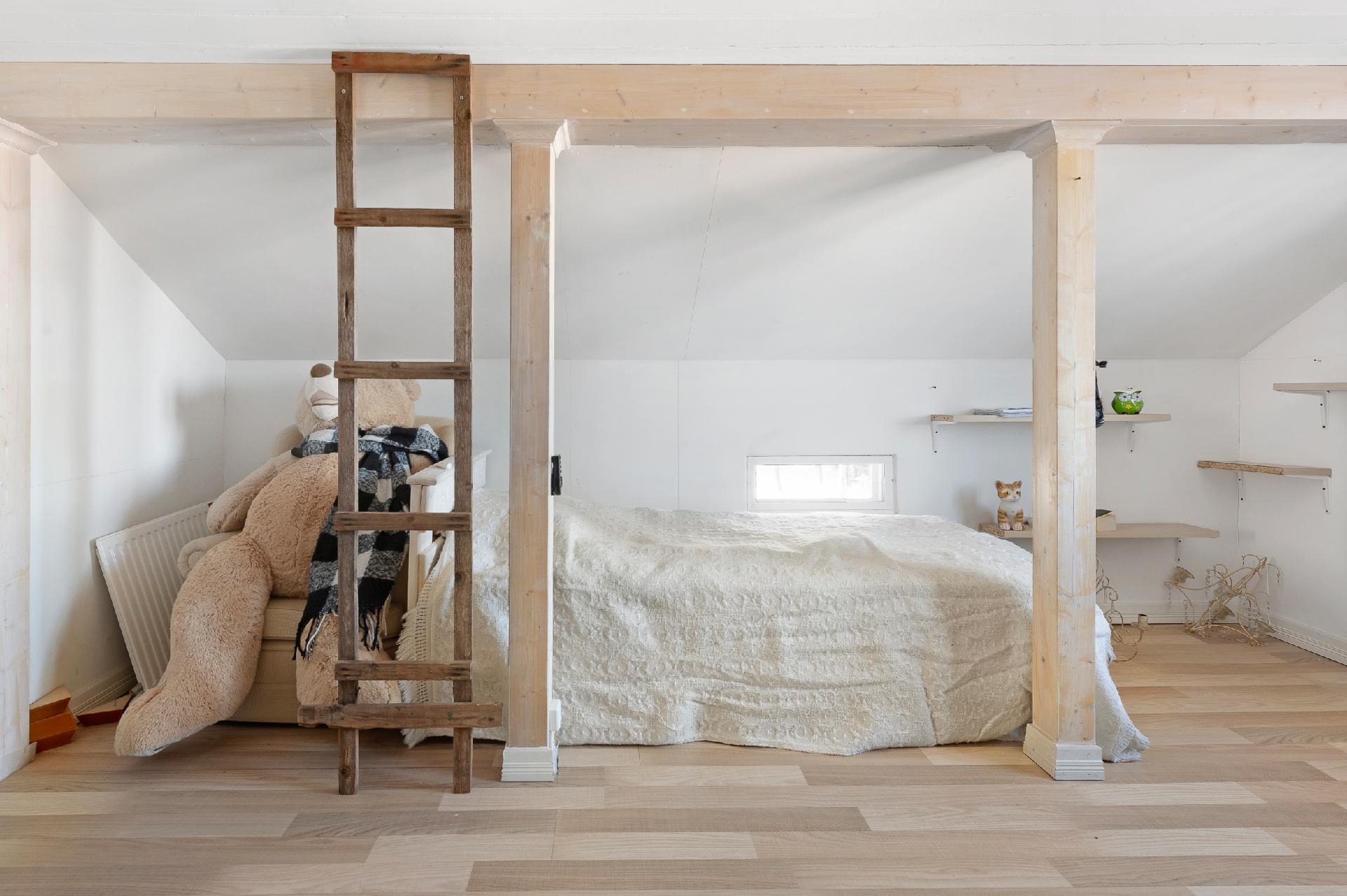 Makuuhuone 1 yläkerrassa - Sovrum 1 i övrevåningen