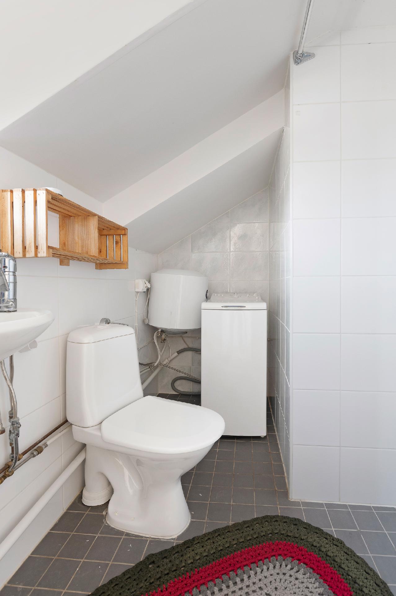 Kylpyhuone yläkerrassa - Badrum i övre våningen