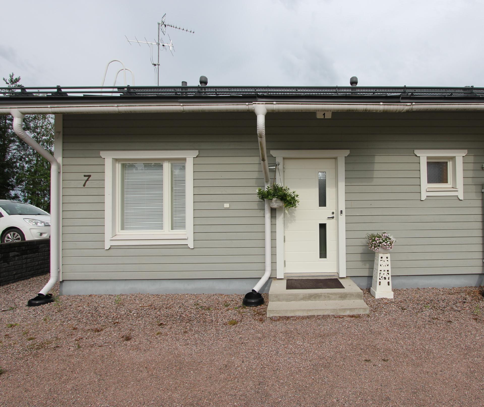 Talo sisäänkäynnin puolelta