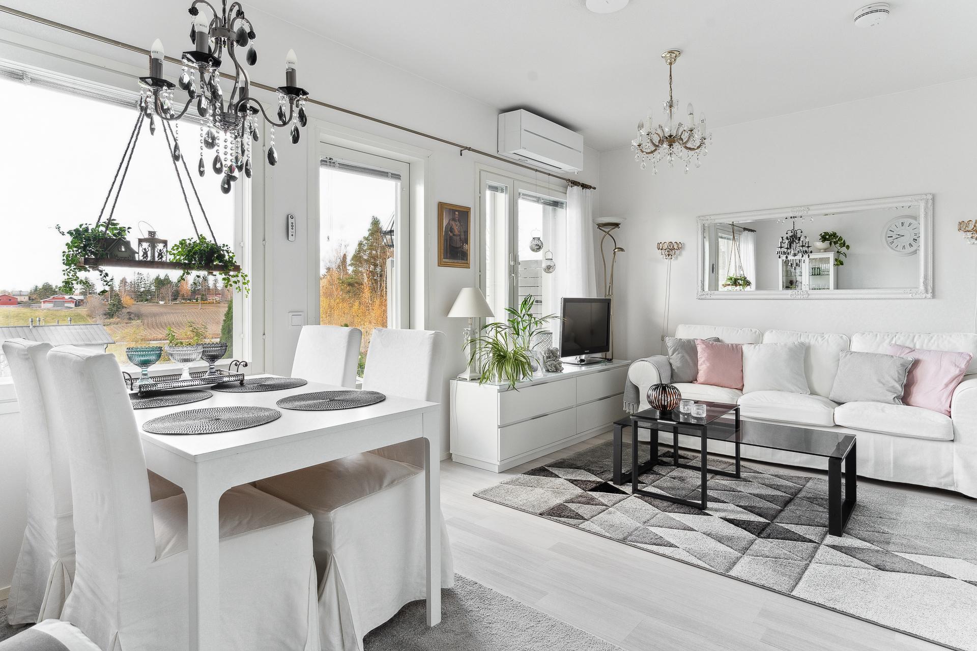 Ruokailutila ja olohuone