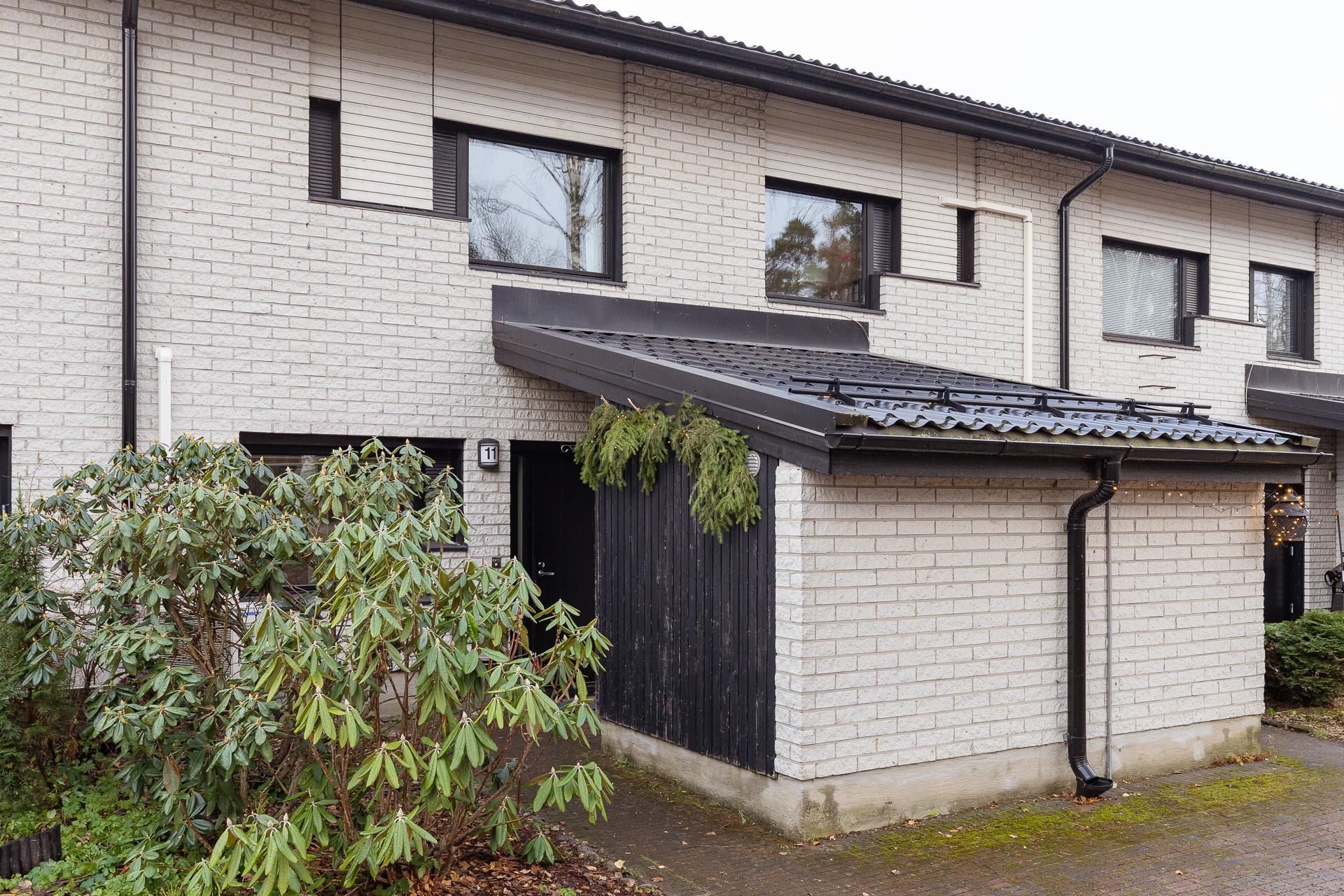 ulko-oven vieressä varasto