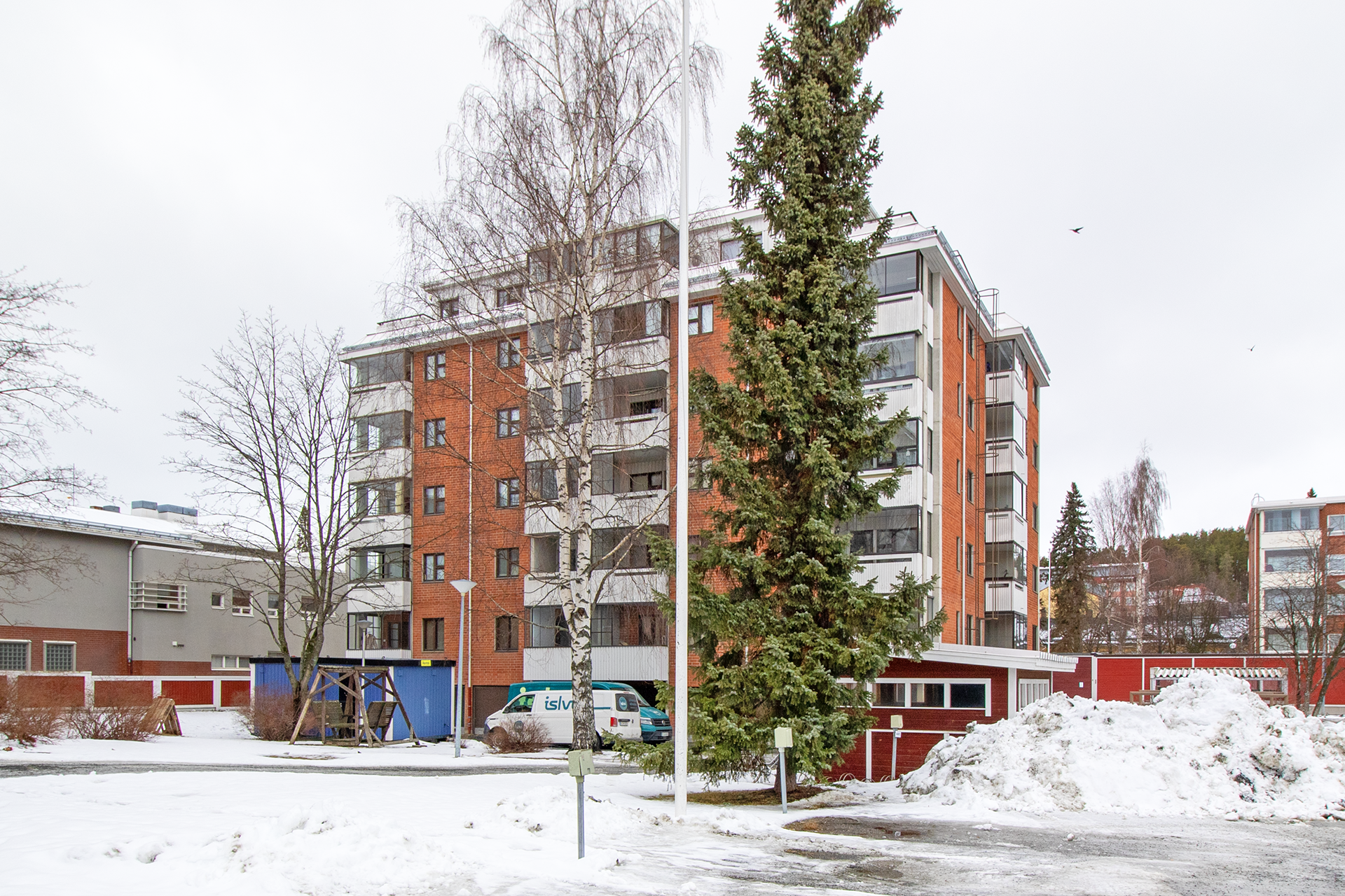 pihassa hyvin paikoitustiloja