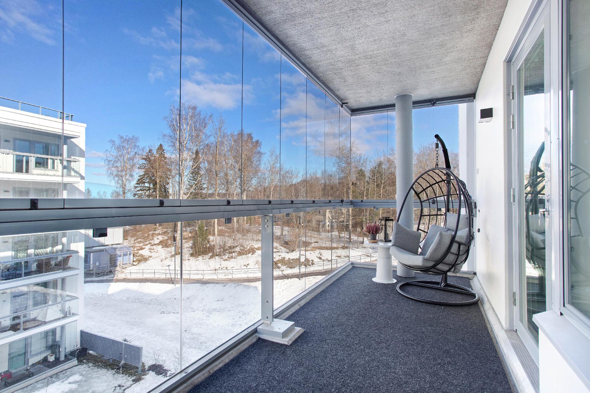 Suuri, lasitettu parveke