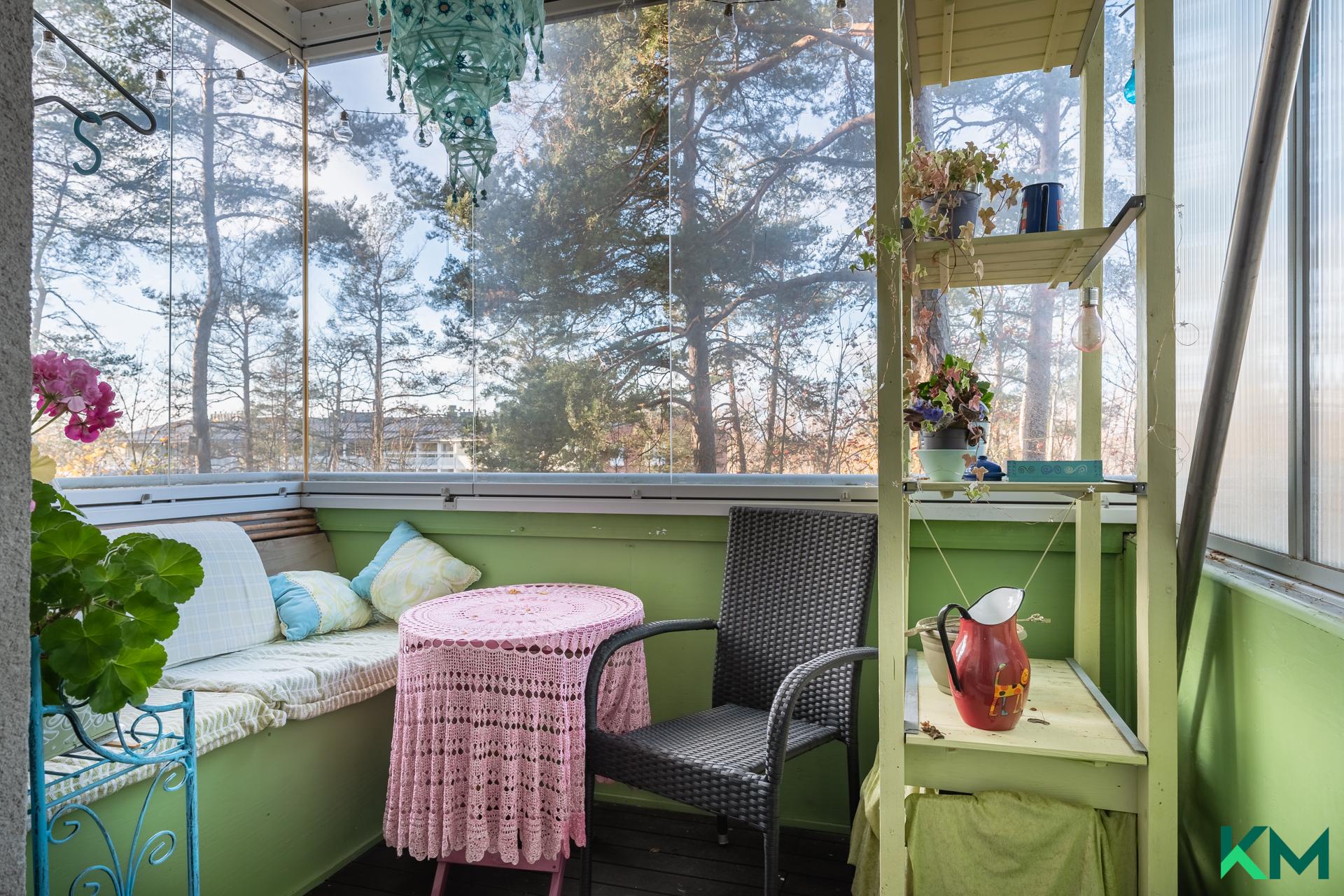 Parvekkeen tunnelmaa, aurinkoa ja rauhaa