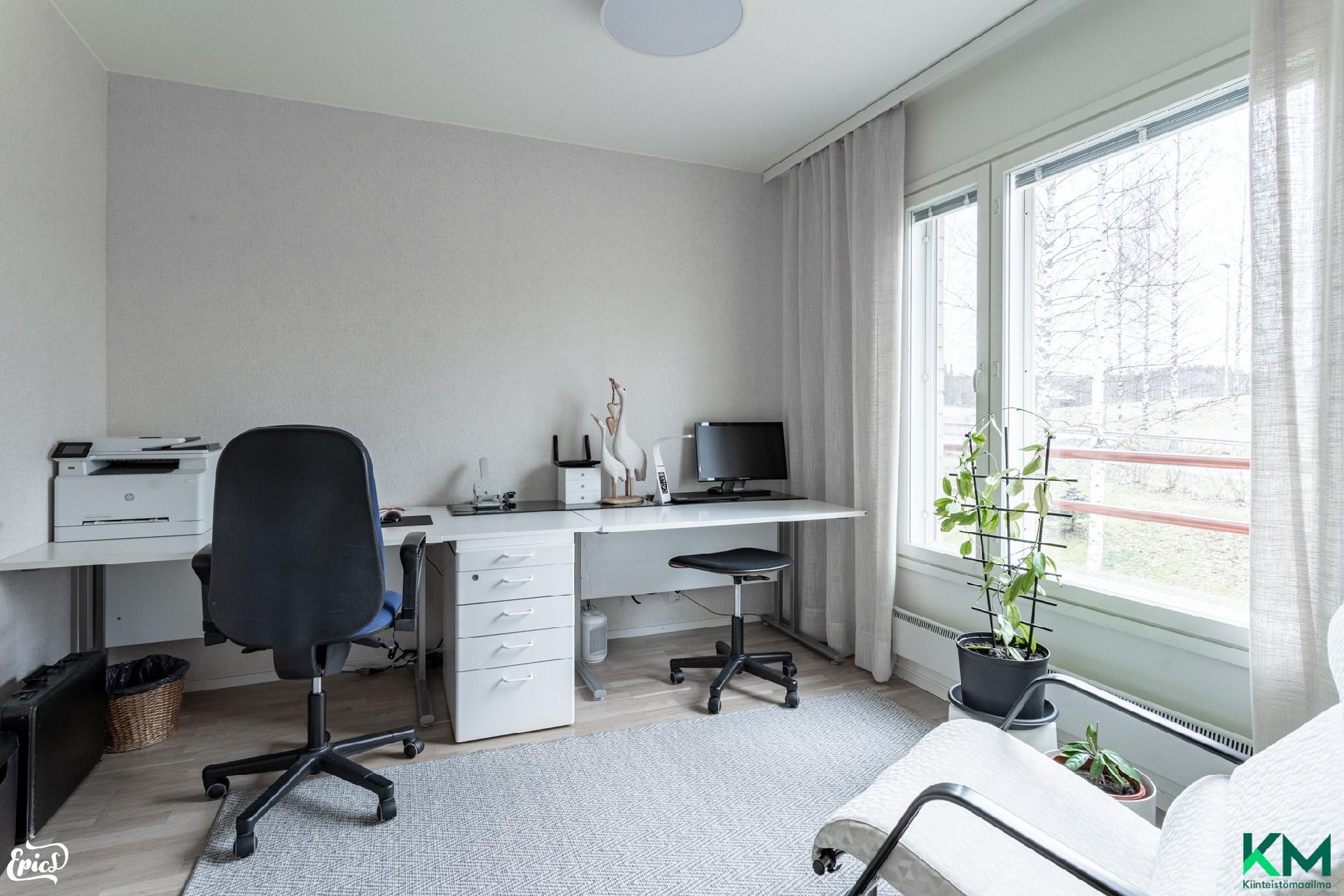 Yläkerran makuuhuone nyt työhuoneena