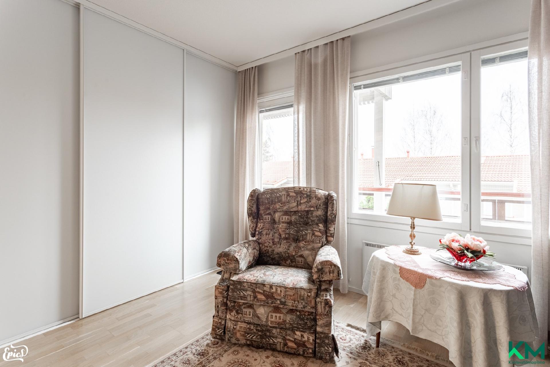 Toisesta makuuhuoneesta kulku terassille