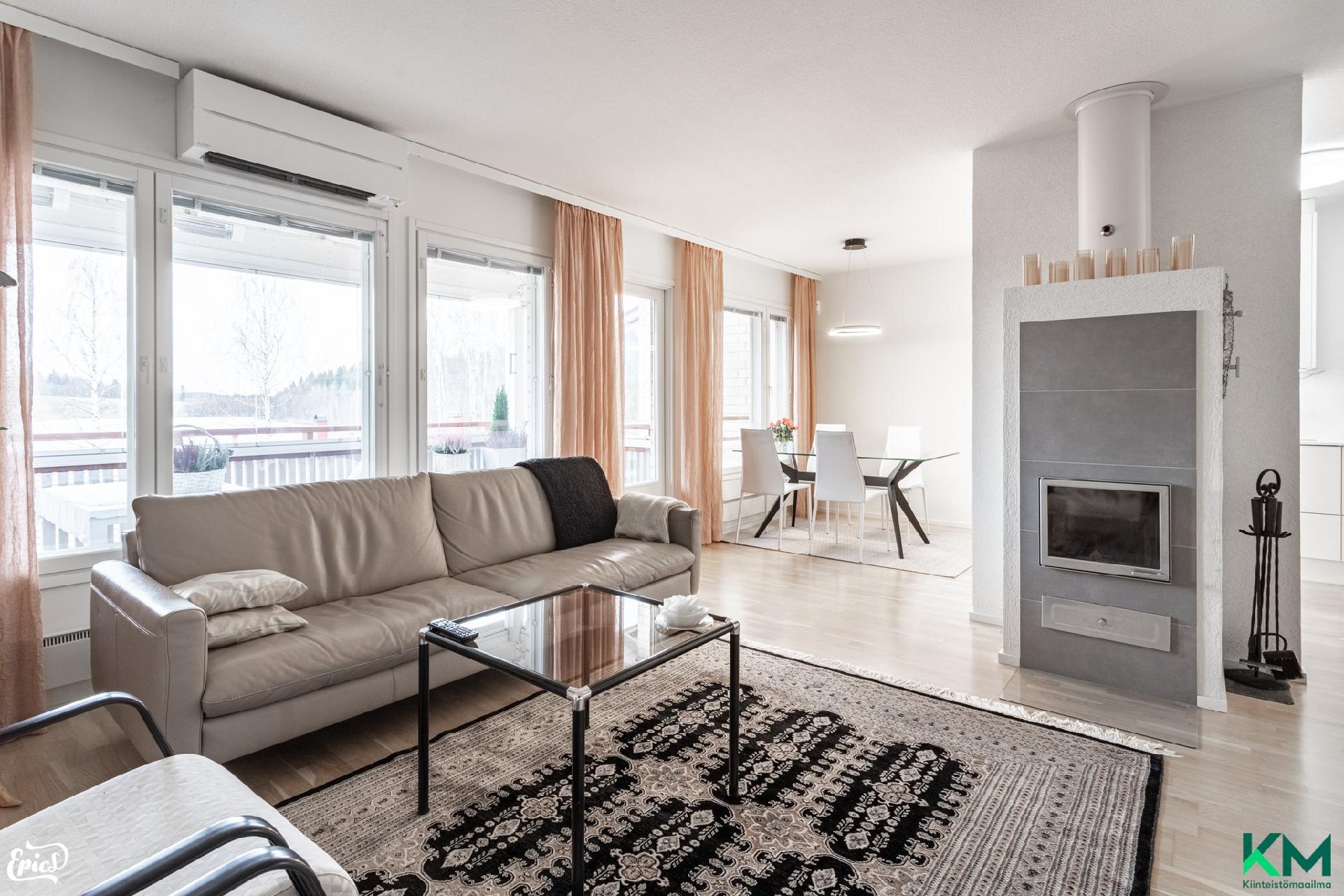 Olohuone ja keittiö avaraa tilaa