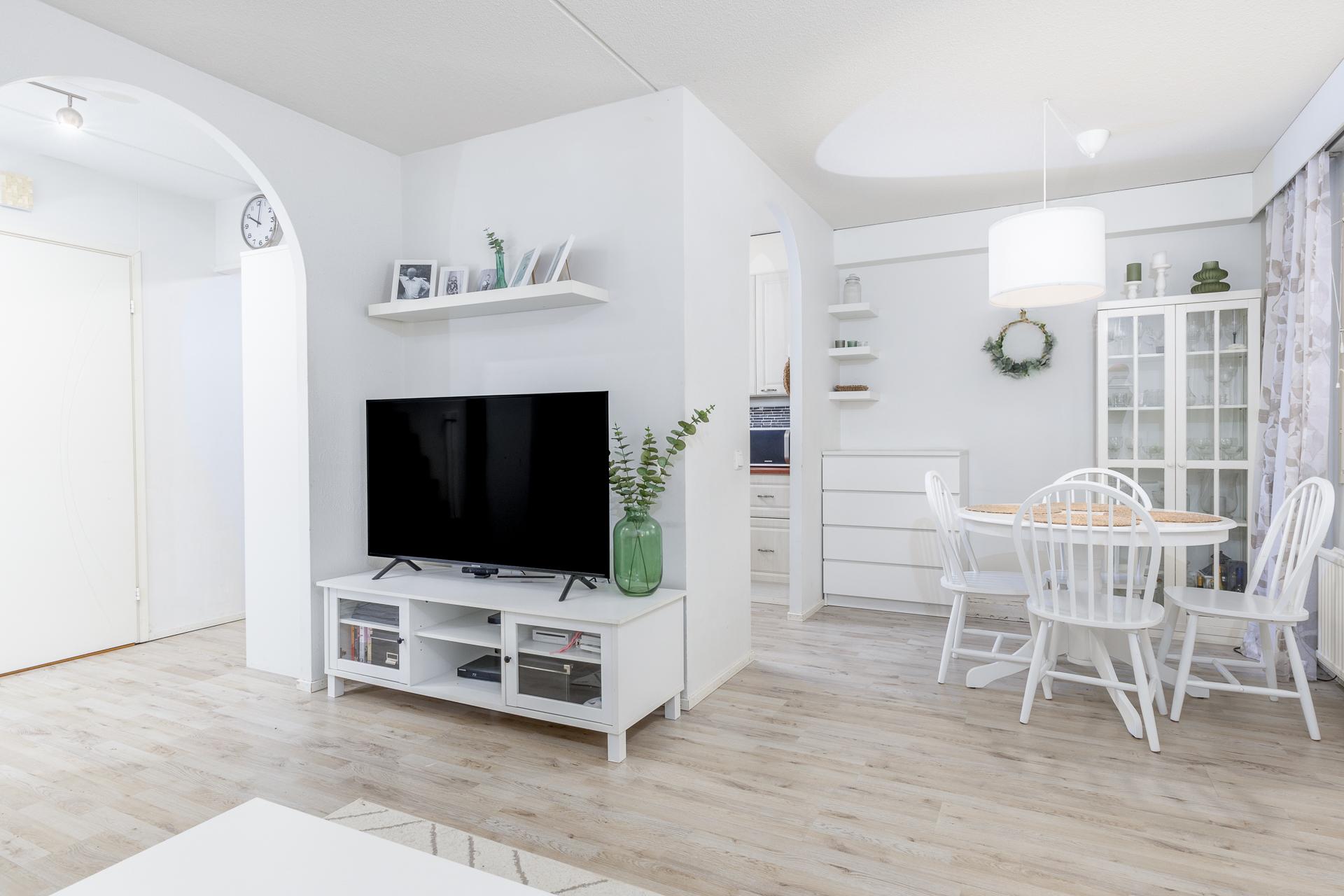 Ruokailutilan keittiön päässä