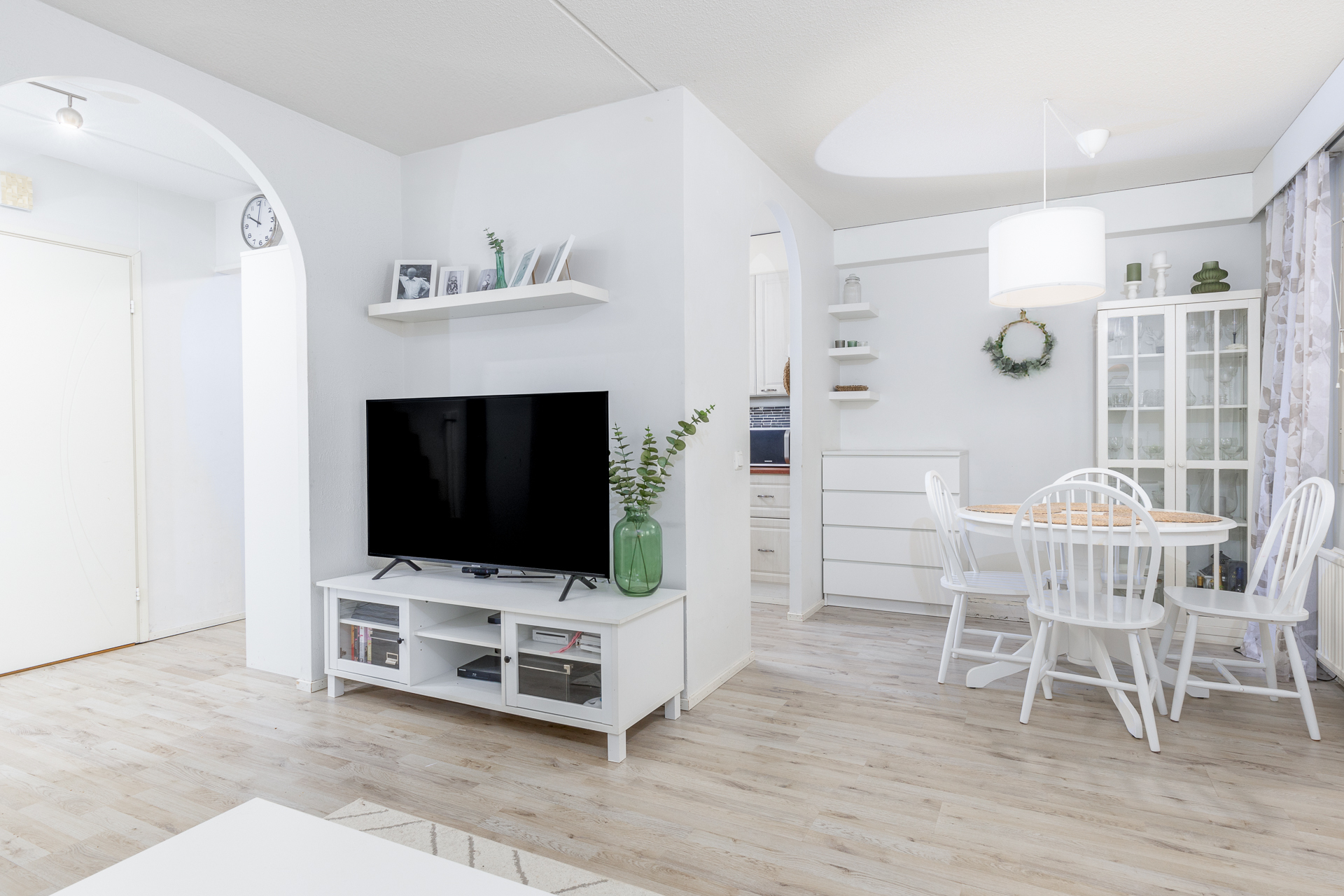 Ruokailutilan keittiön päässä