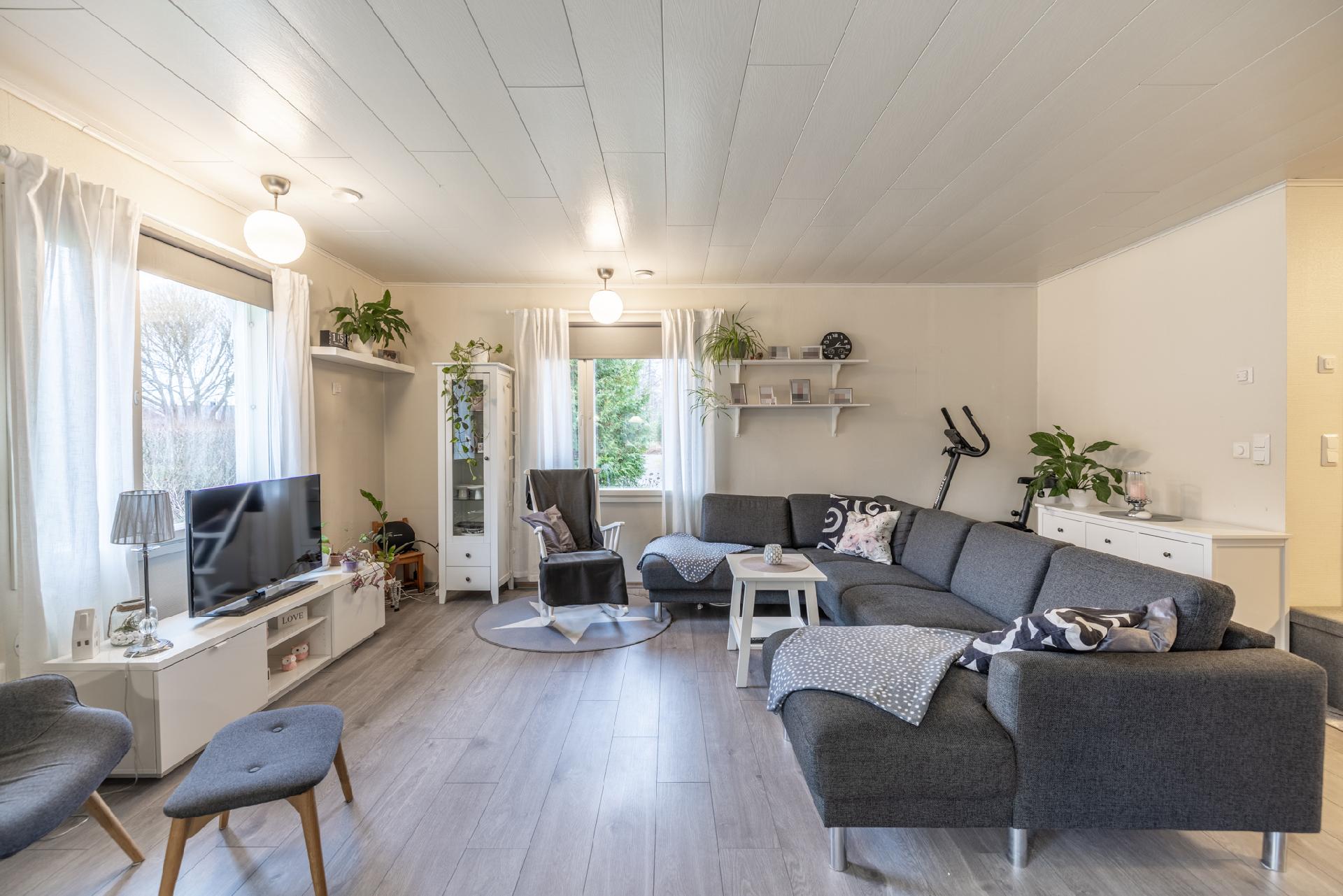 Olohuone tupakeittiön yhteydessä
