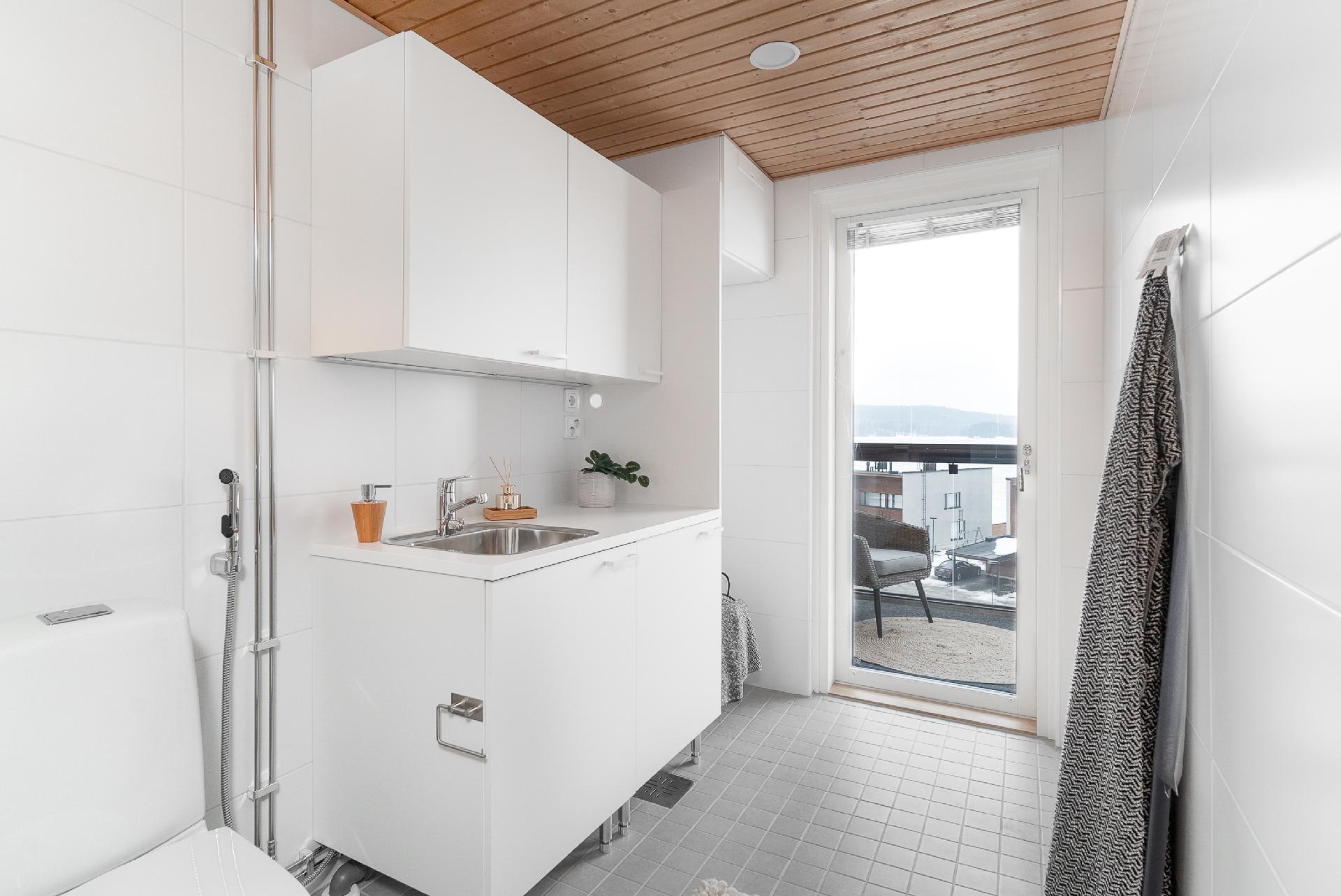 Kodinhoitohuoneesta käynti ulos