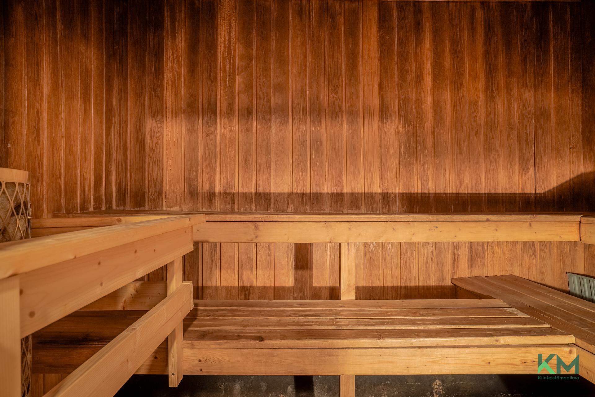 Taloyhtiön piharakennuksessa sauna