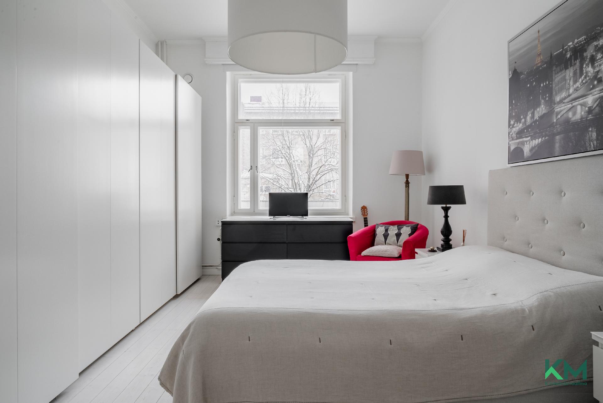 Makuuhuoneessa paljon säilytystilaa