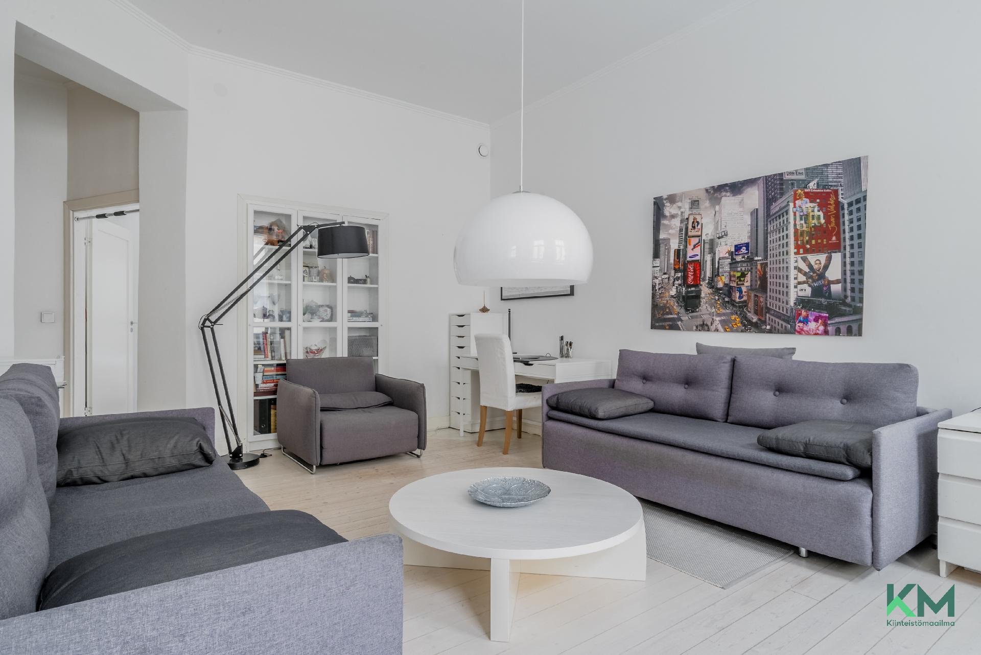 Huoneiden välinen kulkuaukko avattavissa poistamalla kirjahylly