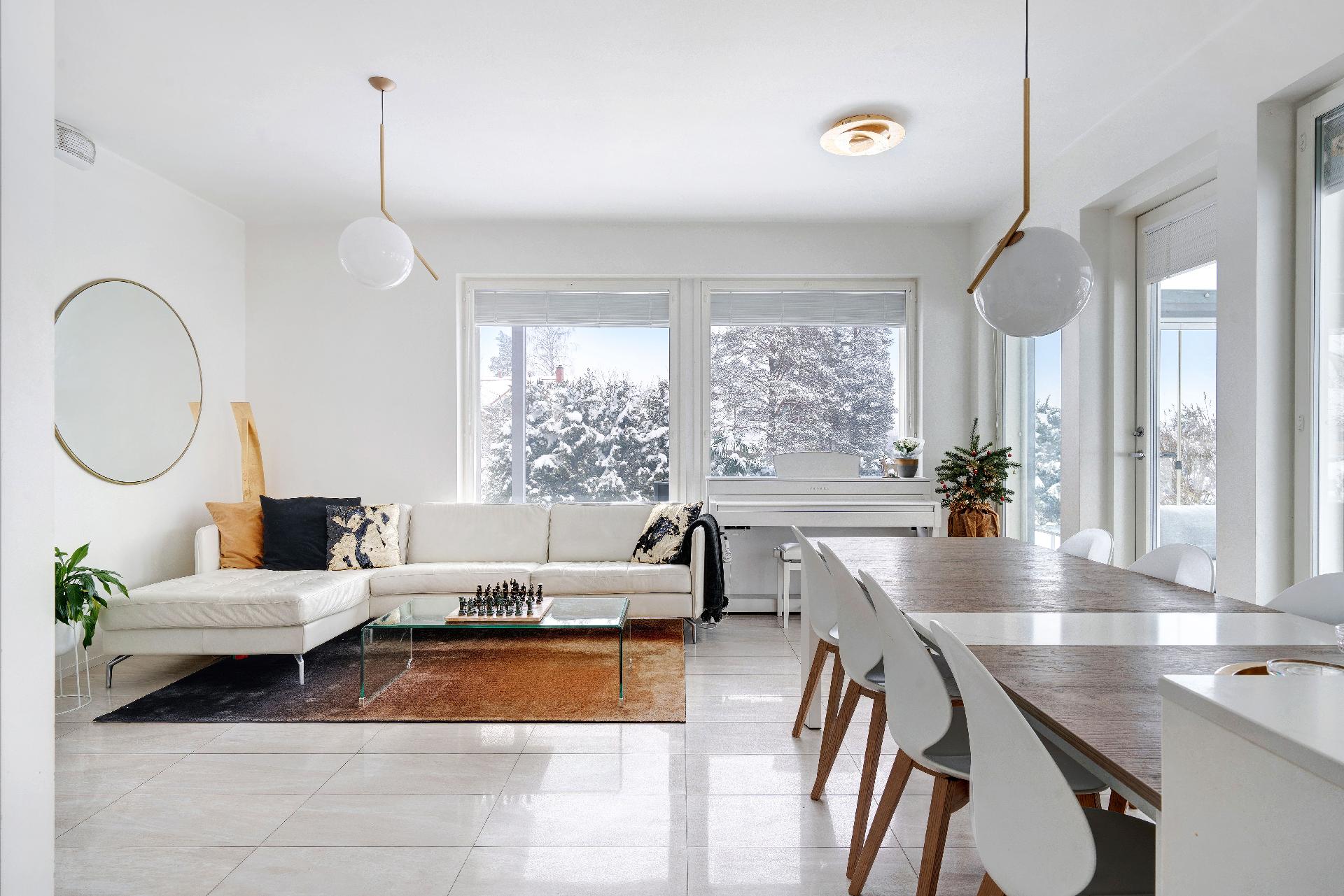 Kokonaisuus on avara ja valoisa