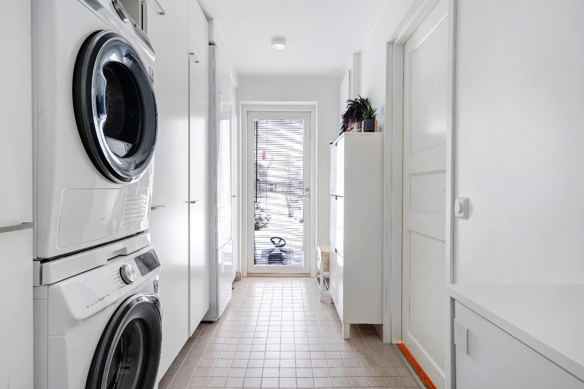 Kodinhoitohuoneesta on oma uloskäynti etupihalle. 