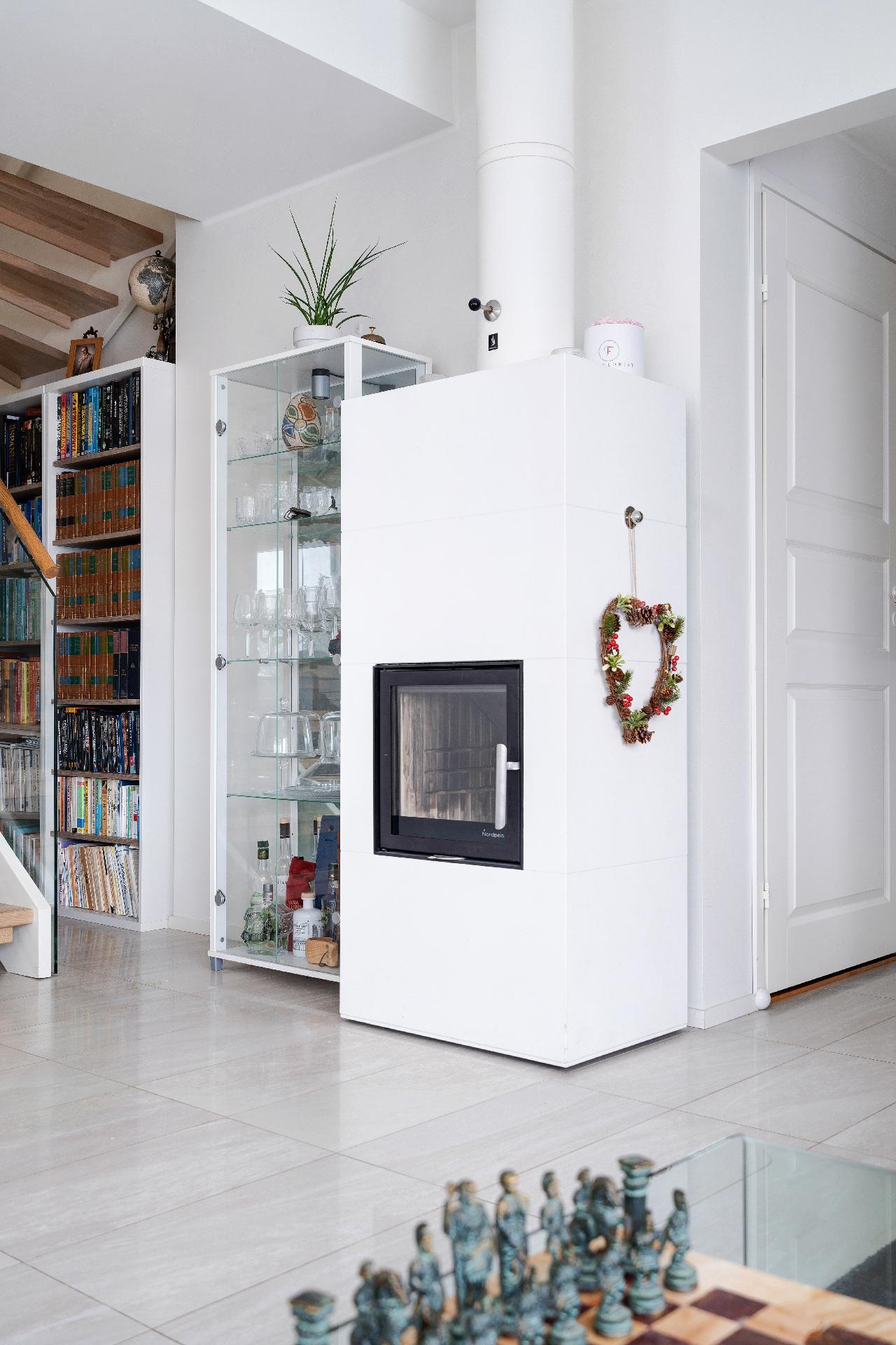 Takka luo olohuoneeseen tunnelmaa.