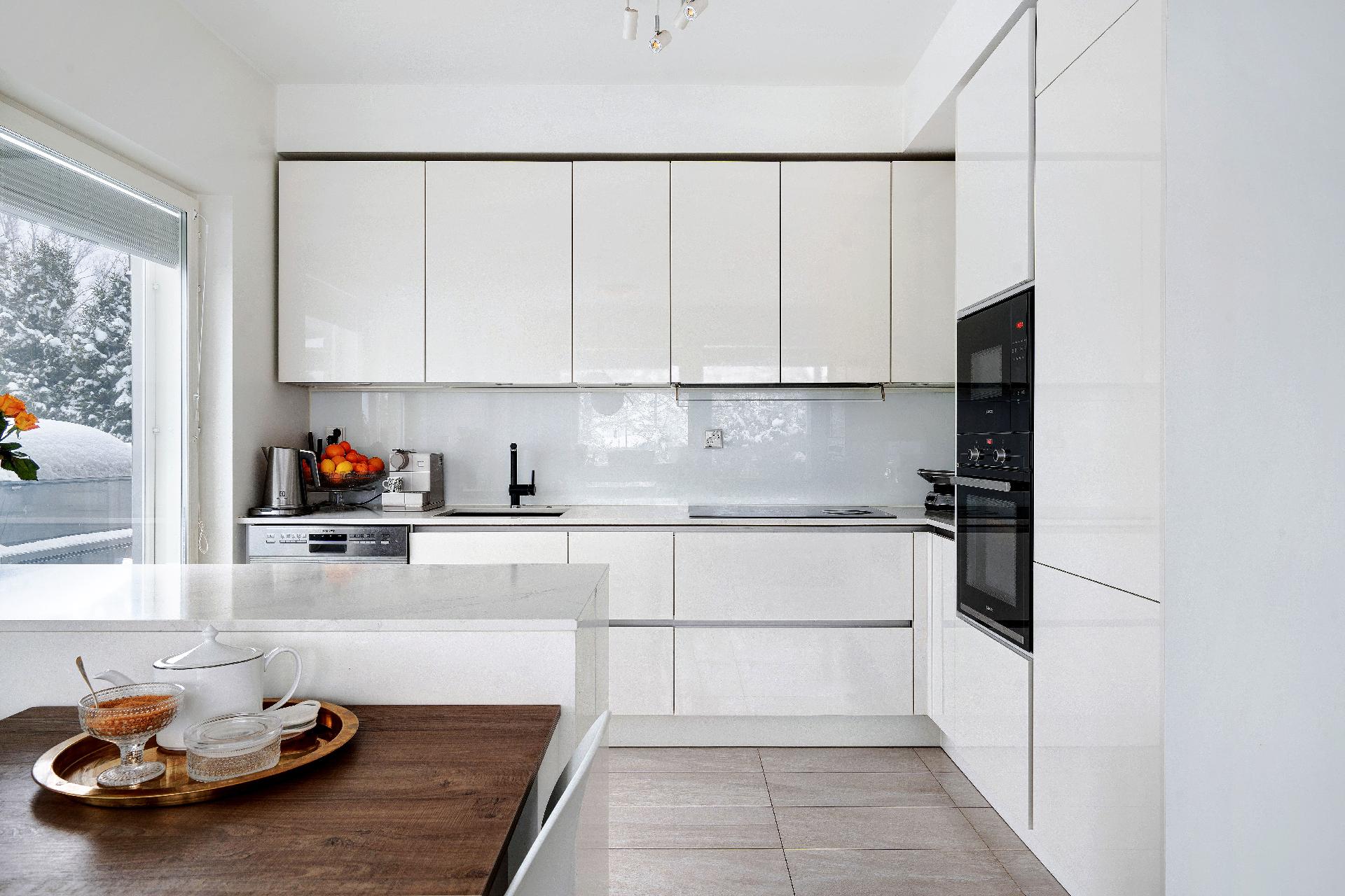 Keittiössä kaikki on käden ulottuvilla ja ruuanlaitto helppoa.  