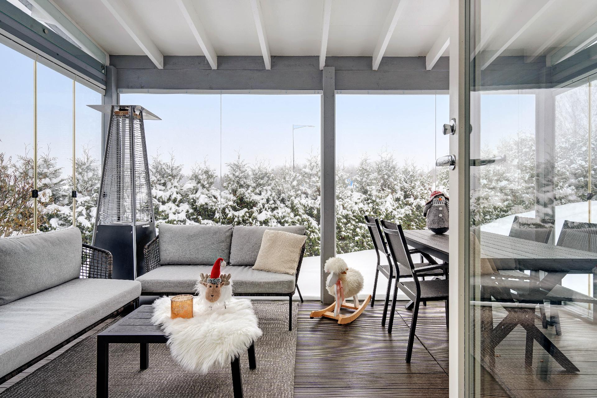 Lasiterassille mahtuu sekä viihtyisä oleskeluryhmä että iso ruokailupöytä