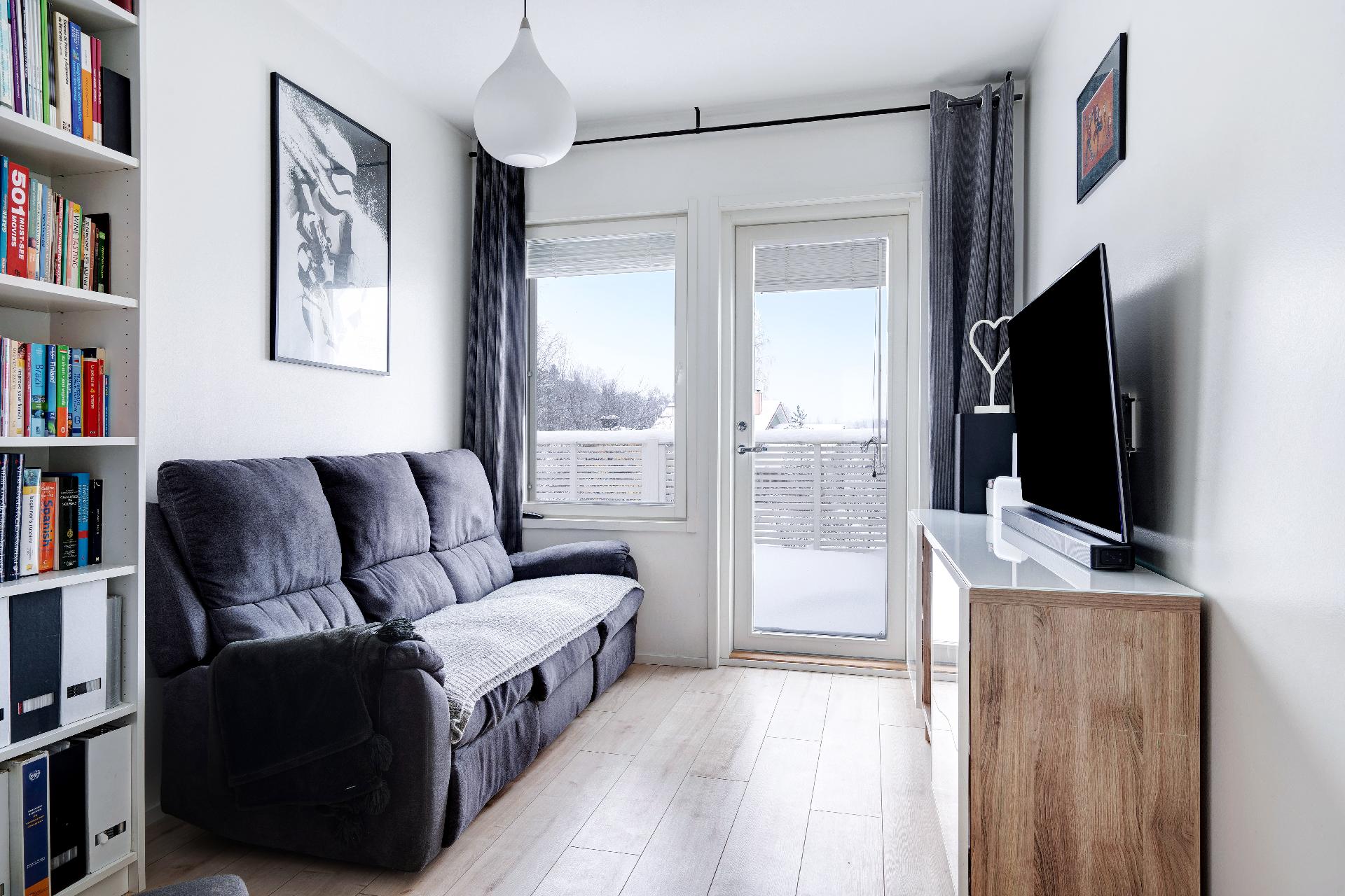 Yläkerran viihtyisä TV- / arkiolohuone. 