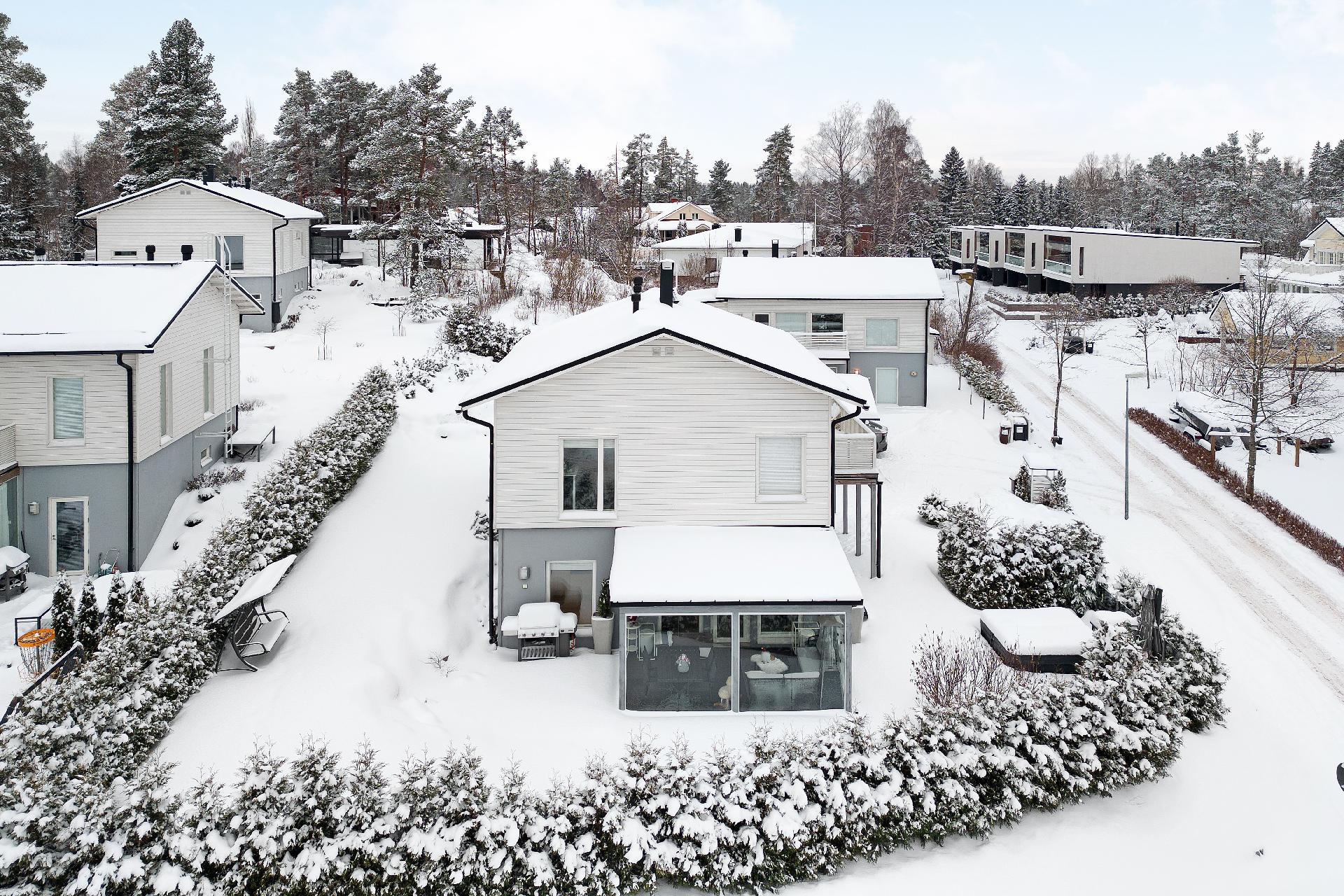 Lumen alta löytyy ihastuttava piha. 