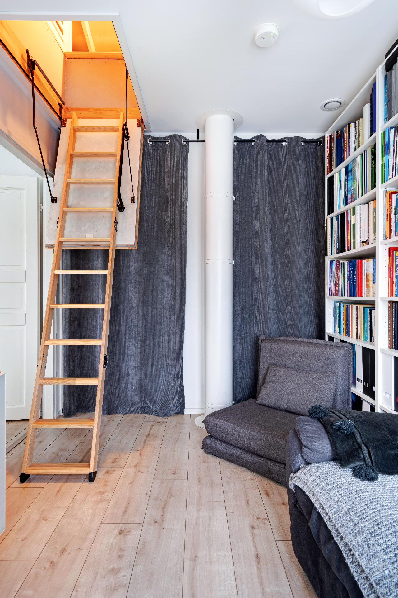 Arkiolohuoneesta on alaslaskettavat tikkaat ullakolle. 