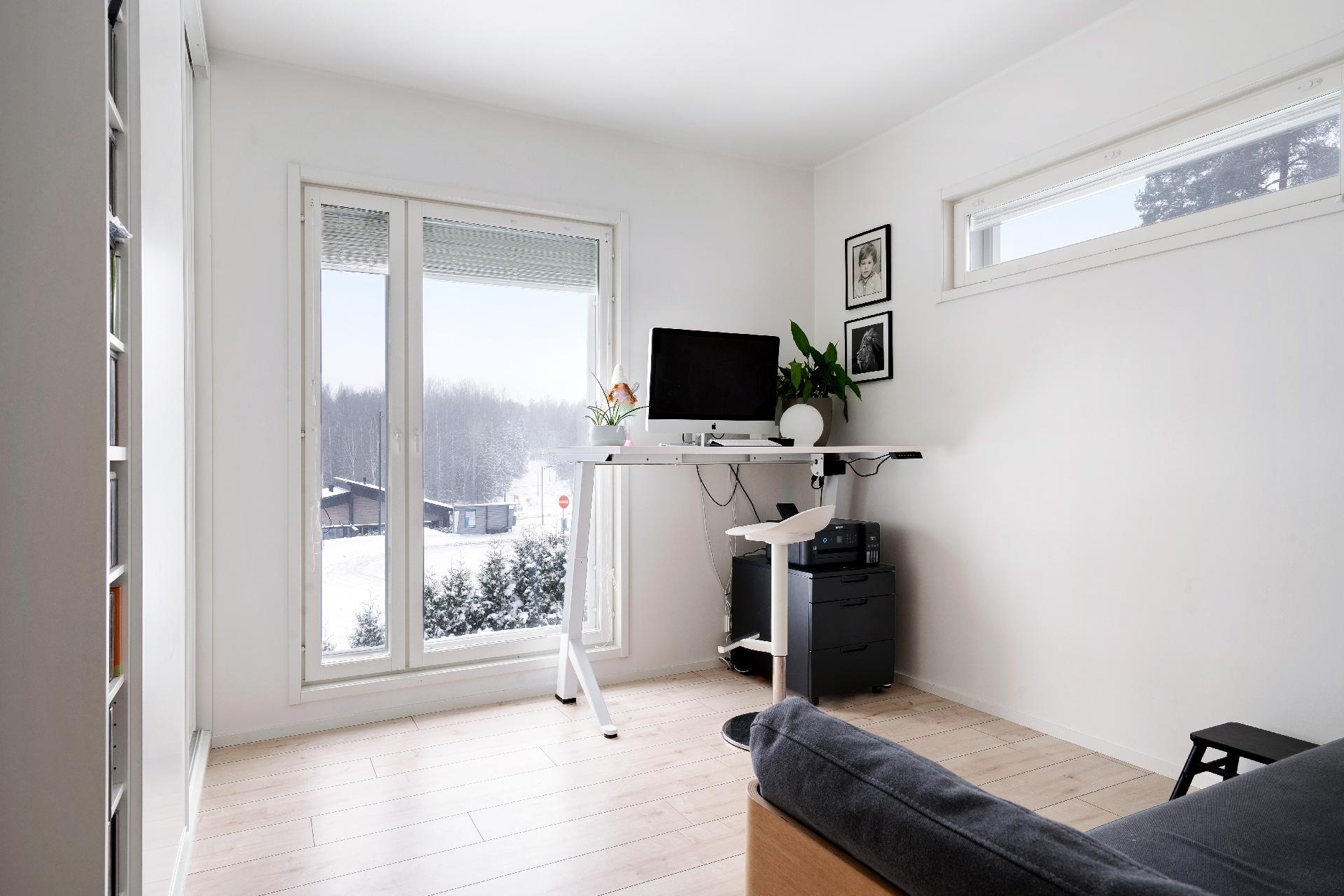 Yläkerran työhuone / mh. 