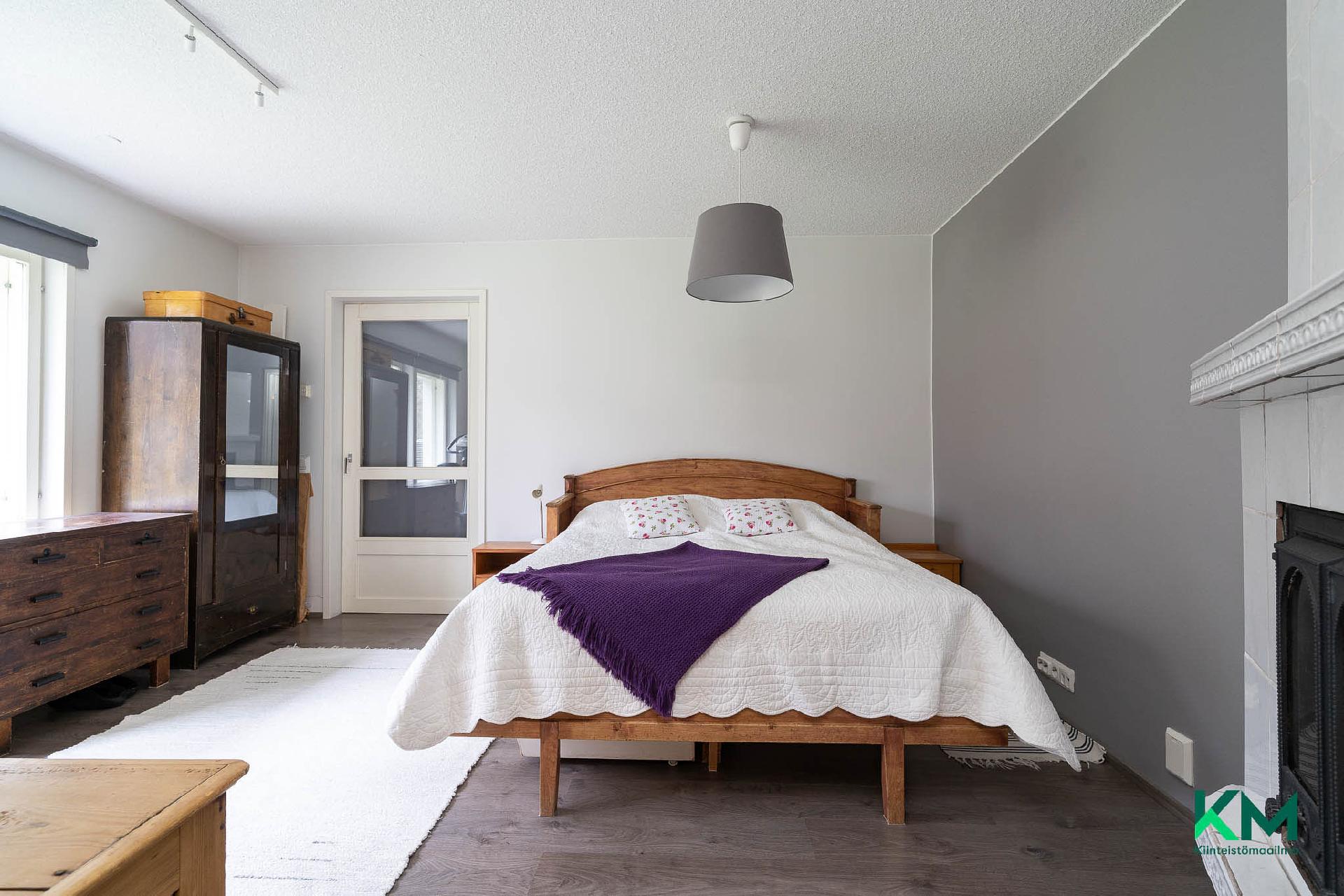 Makuuhuone / takkahuone alakerta