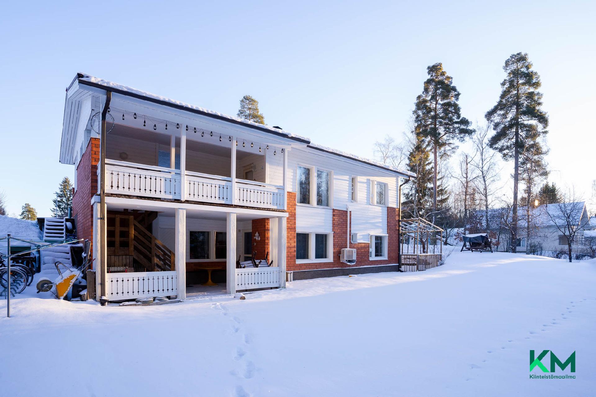 Julkisivu takapiha