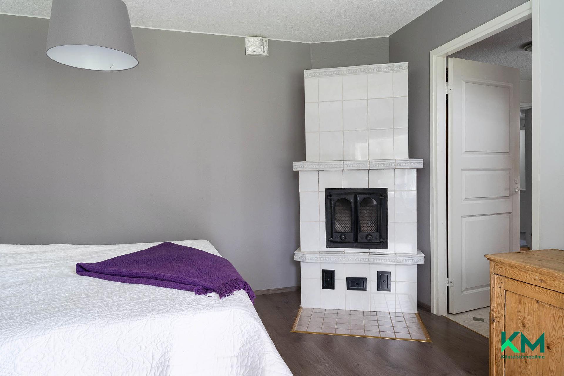 Makuuhuone / takkahuone alakerta