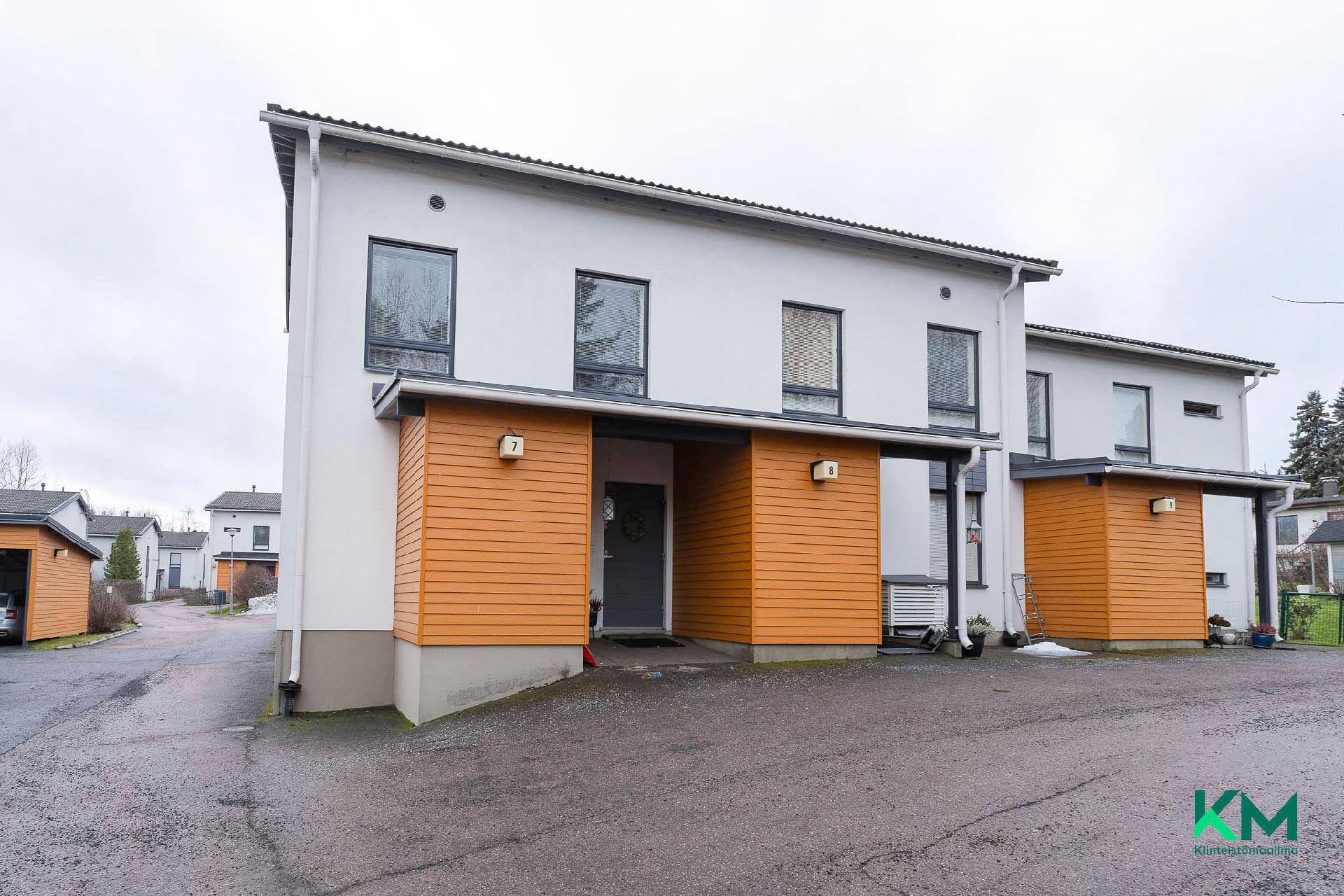 Julkisivukuva ja etupiha