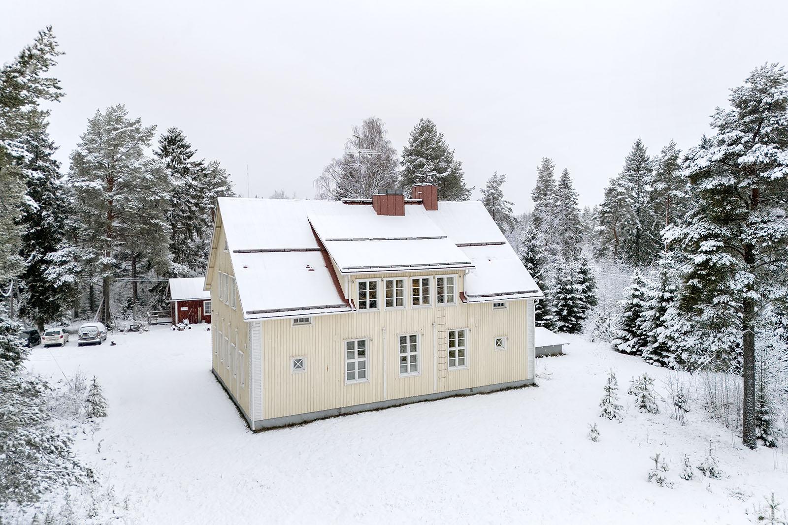 Kaunis rakennus ja pihamaa