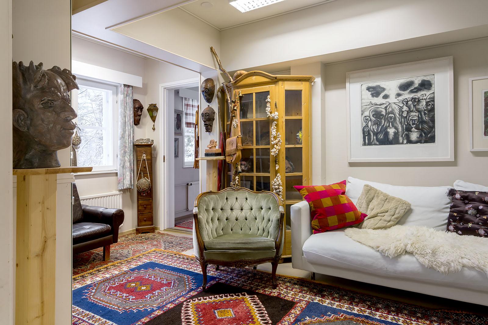 Yläkerran oleskelutilaa