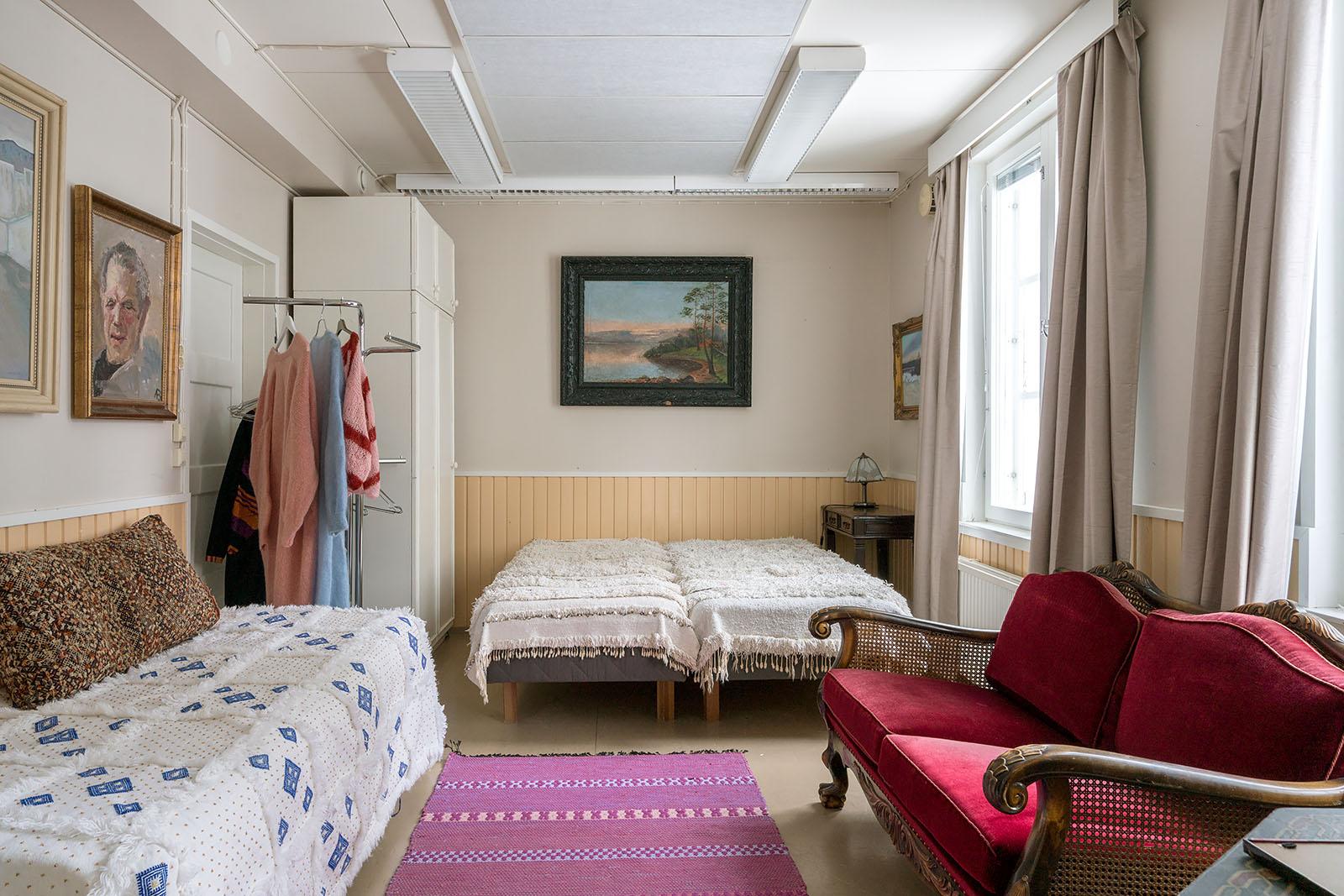 Yläkerran vierashuone