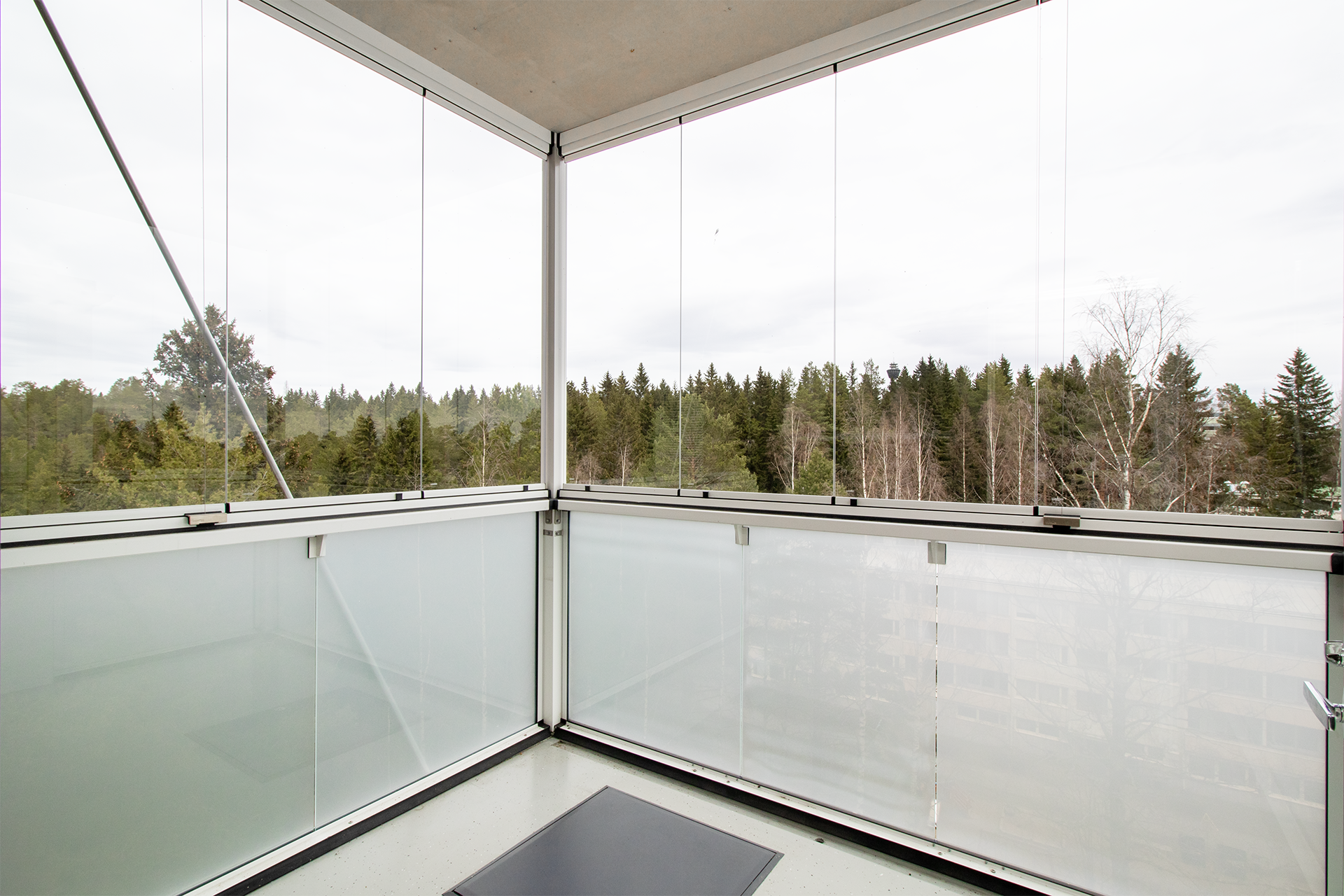 lasitettu parveke josta avoimet näkymät